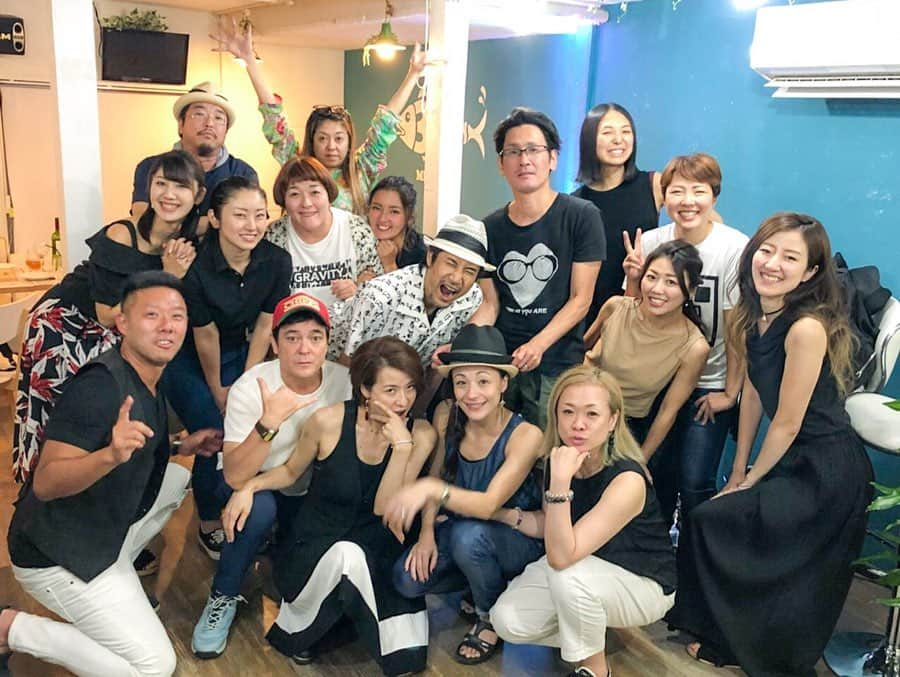 yuu sakuraiさんのインスタグラム写真 - (yuu sakuraiInstagram)「『MK  CAFE9周年おめでとう㊗️』 本日はMK CAFEがオープンしてからまる8年を終えて、 9周年目に突入いたします！  私はMK CAFEがオープンする時、お客様として足を運んでいました。  今、皆さんから頂く声は 『MKメンバーはいつも順調そうで…』 でも、 当時のオープニング メンバーからいる @mk_kiku  @yuri_s_official  @_umetomo_  @ue__yu  さんは、  カフェ経験もない中で毎日200人のお客様を動員しなければお店を存続する事が難しいという課題に向き合う時代がありました。  朝方までかけてお出しするフードの開発をしても、 全員で床を磨いても、 壁紙を張り替えても、 〝知ってもらえなければ1日3人ほどしかお客様の来店がない〟 経験を3年ほどしてきました。  先が見えない毎日は 精神面だけじゃなく 金銭のマイナスと、 うまくいかせたいと思うからこそぶつかる仲間割れで、 ほとんど毎日寝ない中で店をオープンする毎日だったと聞きました。  毎月の赤字の責任を全て持っていた  MK  CAFEのオーナー。 それでも、 働くメンバーも来てくださる方もこのカフェを絶対に喜ぶ場所にしていくんだと、  諦めない。 SNSを活用して　 丁寧に現状を伝えそれでも周りの方に勇気を送る発信をする。  その想いは多くの方に届き現在は、フォロワー数も、 いいねの数も一般人ではありえない数字にまで達しています！  当時から思う事は、 どんな状況でも目の前にいる人を大切にする事。  だから、私も当時 オープンメンバーと会ってもいつも笑顔でそんな過去があった事にも気づかなかった。  だからこそ今。 関わる中で 何があっても前を向き真っ直ぐに進む事。  逃げない強さ。 責任感。  そのカッコ良さに憧れを抱いて私もそんな人生が送りたいとこの場所にいるんだと思います。  同じくらいにMKメンバーと深く関わるようになった @hidemi_tsuboi さんと共に、  今 関われる方々にいつも感謝の気持ちを持って より夢に加速していきます！  心から人が喜ぶ仕事がしたい。 これからも その事を1番に考えていきます！  MK CAFE9周年おめでとう！ これからも多くの方がこの場所で笑顔になる日々が続きますように…♪ いつも、応援を本当にありがとうございます！ これからも引き続きよろしくお願い致します！！ #mkcafe #magickingdom #鯖バーガー #9周年 #感謝 #ありがとう #仲間 #love #happybirthday #フードコーディネーター #cafe #新大久保 #鯖バーガー専門店 #smile」10月24日 0時52分 - food_yuu