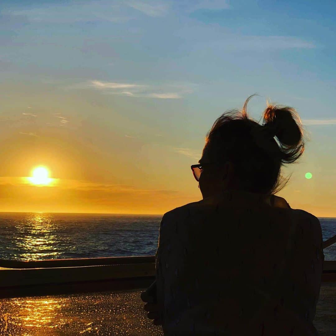 テリー・ハッチャーさんのインスタグラム写真 - (テリー・ハッチャーInstagram)「On a boat, in a calm sea, on the lookout for whales, surrounded by dolphins, sipping good champagne, amongst brilliant friends...this is my happy place. This is my essence. This is my soul. Find your little piece of peace. ❤️🐳🐬#blessed #followyourheart #wednesdaywisdom」10月24日 1時08分 - officialterihatcher