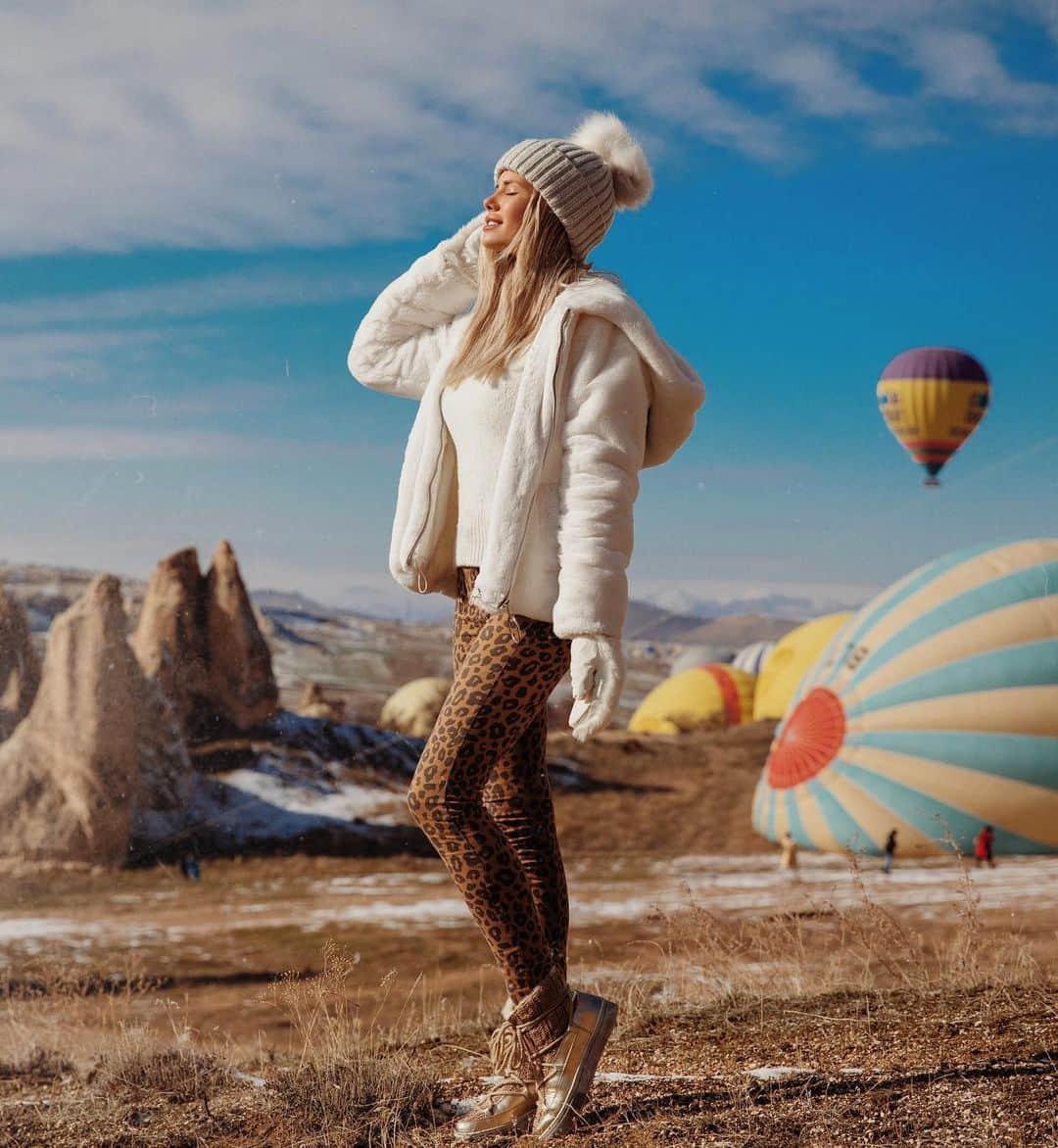 Hindi Evaさんのインスタグラム写真 - (Hindi EvaInstagram)「Flying balls, Cappadocia 🎈 @mavrin | @natalee.007」10月24日 1時09分 - 007natalee