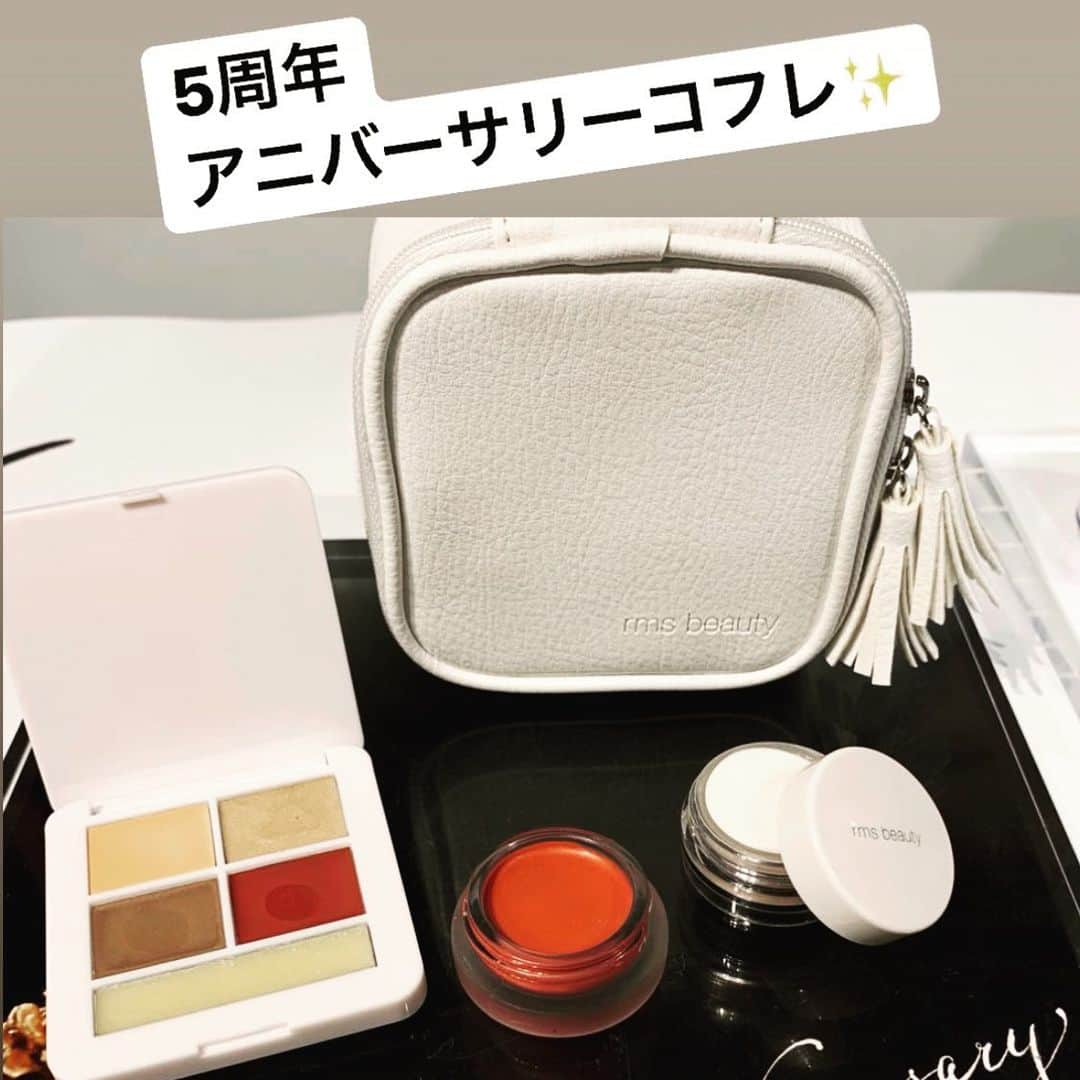 小西さやかさんのインスタグラム写真 - (小西さやかInstagram)「rms beauty発表会レポ(アシスタントさんより) . 2019年のコフレは、アンケートで選ばれた人気色だけが入ったカラーパレットで、これだけでメイクが完成しちゃうんです。パカパカ開けなくていいから時短！なまけ美容に良さそう。 11/6発売。 ①コンシーラー、ファンデ(左上) ②アイシャドウ(左中) ③ハイライト(右上) ④チーク、リップ、アイシャドウ(右下) ⑤保湿バーム(下) . 4色のフェイスカラーパレットが普段6200円だから5,900円で5色でポーチ付きならお得かな。 (リップシャイ、アンパウダーミニ付は7400円、高いね、、、) . 最近、ナチュラル派の人達が、食用のココナッツオイルでスキンケアしていますが、食用のグレードより化粧品グレードの方が精製度が高くてオススメ。 . ココナッツオイルがたっぷり配合されたクリームファンデと、ココナッツオイルのバーム状のクリームが発売されたそうなので、こっちを使ってほしいです！ バーム状のクリームはメイクと馴染ませて乾いたコットンで拭き取ればクレンジングとしても使えます。 . #rmsbeauty #アールエムエス #NY発コスメ  #ナチュラルコスメ #クリーンコスメ #メイクコフレ #時短メイク#時短　#時短美容　#なまけ美容　#コフレ　#クリスマスコフレ　#アニバーサリーコフレ #限定コフレ #限定コスメ　#限定品　#メイクパレット #人気色 #無添加コスメ #コスパ最高 #お得コスメ #マルチアイテム #マルチバーム #下地要らずファンデ #お手軽コスメ #コスメイベント #新商品イベント #新商品発表会」10月24日 1時17分 - cosmeconcierge