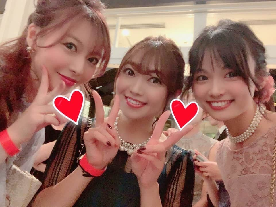 折井あゆみさんのインスタグラム写真 - (折井あゆみInstagram)「麻里子の結婚パーティーへ💒  ウエディングドレス姿の麻里子はとっても綺麗でした👰  AKBのメンバーや、スタッフさんにも久々の再会。  みんなすっかり大人な女性になったけど、笑顔で「あゆ姉」って話しかけてくれるみんなが愛おしくて、 私の20代前半は彼女達の為にあったなぁ…と懐かしくなりました。  写真に写っている一期生は、あっちゃん、ともちん、ひーちゃん、花ちゃん、なっちゃん、みーちゃん、はるな、かや、りさ、ゆきちゃん、しほちゃん、私です。  いつか、また全員で会いたいな。  麻里子、素敵な旦那さんと末永くお幸せに…💐 #上からマリコ #玄米婚 #篠田麻里子 #折井あゆみ #AKB48 #初期メン」10月24日 1時24分 - ayumi_orii720