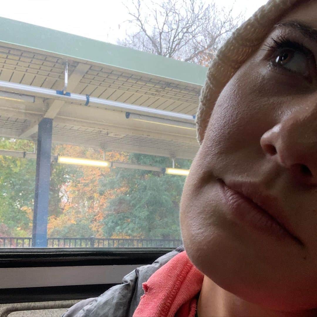 マギー・グレイスのインスタグラム：「I ❤️TRAINS 🚞 ... 1. Way more eco than air travel  2. Feels more civilized- like you’re in an old movie - like maybe Cary Grant is gonna slip out of the dining car In a three piece suit  3. No security lines 4. Cheaper 5. Beautiful scenery  6. More space, electrical outlets, WiFi -did I mention there’s a Quiet Car !  #trainsoverplanes #findyourchill #fuckfossilfuels #trainlife」