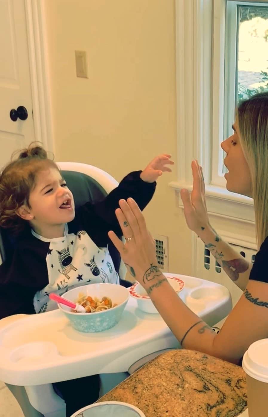 クリスティーナ・ペリーのインスタグラム：「the first of many vocals performance appreciation lessons for carmella. this girl gets it!! merry christmas」