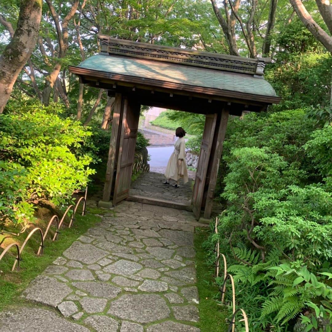 石田ゆり子さんのインスタグラム写真 - (石田ゆり子Instagram)「美しい庭園。 カーサブルータスの お茶の🍵撮影にて。 今年の夏の撮影でした。」10月24日 1時33分 - yuriyuri1003