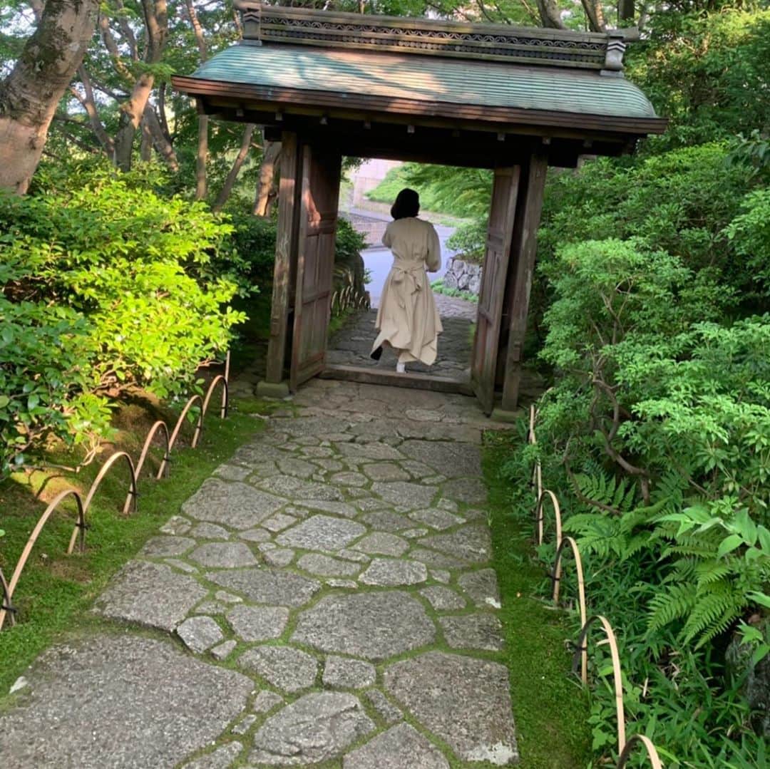 石田ゆり子さんのインスタグラム写真 - (石田ゆり子Instagram)「美しい庭園。 カーサブルータスの お茶の🍵撮影にて。 今年の夏の撮影でした。」10月24日 1時33分 - yuriyuri1003