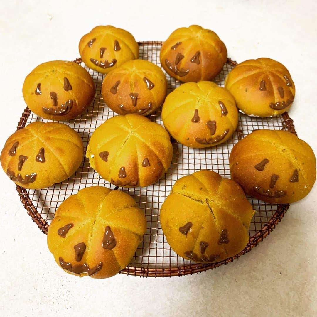 安田美沙子さんのインスタグラム写真 - (安田美沙子Instagram)「Happy Halloween🎃 という事で、かぼちゃ入りかぼちゃパン作りました✨お世話になってる方のお家にて、ハロウィンパーティ👻こんなに、ハロウィンに染まったのは、初めて😊✨ 可愛いやら、美味しいやら、お菓子を配るとみんな喜んでくれて。。。なんてハッピーなんだ❤️ この吸血鬼の服も、もう2回目✨あと何回着るかな？大活躍だね⭐️ パンは、かぼちゃペースト、全粒粉、ココナッツオイル、天然酵母で作りました♥️ . . . #instagood #instafood #みさこクッキング #halloween  #HappyHalloween @four_o_five_405  こちらの金網は、完売しました。 ありがとうございました。また、入荷したらお知らせ致します。」10月24日 1時33分 - yasuda_misako