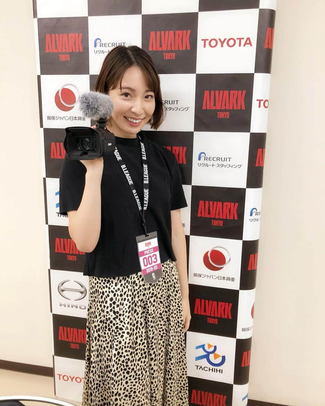 今井麻椰さんのインスタグラム写真 - (今井麻椰Instagram)「イマイカメラ😎✌️ 今シーズンの新たな挑戦！笑 . カメラを自分で回しながらの女性レポーターってなかなかいなくない？🤔🎤 . へっぽこすぎるけど笑、これから上手くなれるように頑張ります✊ . 初は #アルバルク東京 vs #京都ハンナリーズ の試合後、選手の皆さんに✨ . バスケットLIVEらしく、程良いゆるさ&まじめさを出せたらなと✊ . 試合直後の裏側をお届けしていきますっ☺️✌️ . #Bリーグ #bleague #Bリーグ観戦 #バスケットボール #basketball #バスケットLIVE #Bリーグを盛り上げたい #バスケ女子 #🏀」10月23日 17時13分 - maya_imai_124