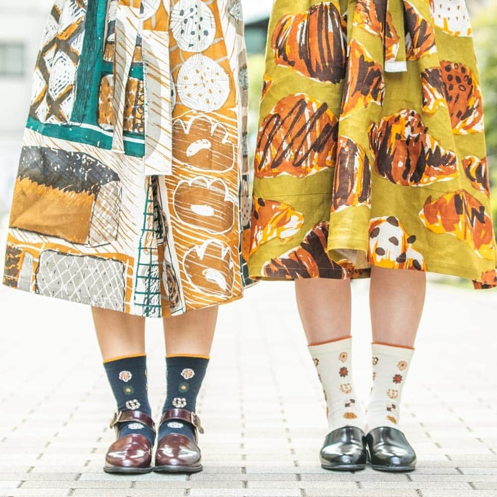 手紙社さんのインスタグラム写真 - (手紙社Instagram)「【「布博 in 台北」靴下を主役におしゃれを楽しんでみませんか？】 少しずつ肌寒くなるこれからの季節に欠かせないアイテム、靴下。足を通すだけで、心が弾み、足取りも軽くなれそうな色や柄の靴下が揃います。 コーディネートの主役になっるデザインで選んだり、肌触りや履き心地で選んだり、きっとお気に入りが何足も見つかるはずです。1日が心地よく、楽しく過ごせる一足と出会えますように。 . 1枚目：salvia 2枚目：gochisou 3枚目：+10・加拾 4枚目：MAITO/真糸 5枚目：青衣 あをごろも . 【「布博 in 台北」要試試看讓襪子成為主角，享受時髦的感覺嗎？】 漸漸開始變冷的季節裡，不可缺少的單品—襪子。彙集了只要穿上後，心情就會充滿活力，腳步也會更加輕盈，各色各樣的襪子。選擇可以作為穿搭主角的設計，透過觸感和穿上的感覺來挑選，一定會找到幾雙中意的襪子。讓我們與能讓一天變得舒適且愉快的一雙襪子相見吧。 . ▶中文介紹請見：@textilefabrics_taipei . 【布博 in 台北】 開催日：2019年10月26日（土）、27日（日） 会場：華山1914文化創意産業園区　西1号館 （台北市中正區八德路一段1號） 入場料：150元（小学生以下無料） . #手紙社#手紙舎#布博#布博in台北#台北#台湾#布雑貨#靴下 #tegamisha#nunohaku#design#textile#socks」10月23日 17時13分 - tegamisha
