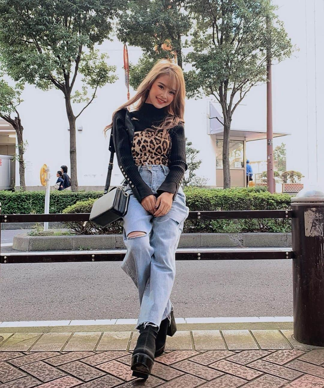 加藤美佳さんのインスタグラム写真 - (加藤美佳Instagram)「Today👖❤ トップスもパンツもおにゅう♥ 黒のニットは @gorgeshop_official でお気に入りの♥ 気に入ってるからボルドーと２色買い。 そしてキャミとパンツは @esutoreja の新作🌹 どれもお気にすぎる . . #esutoreja #gorge」10月23日 17時11分 - katomika1212