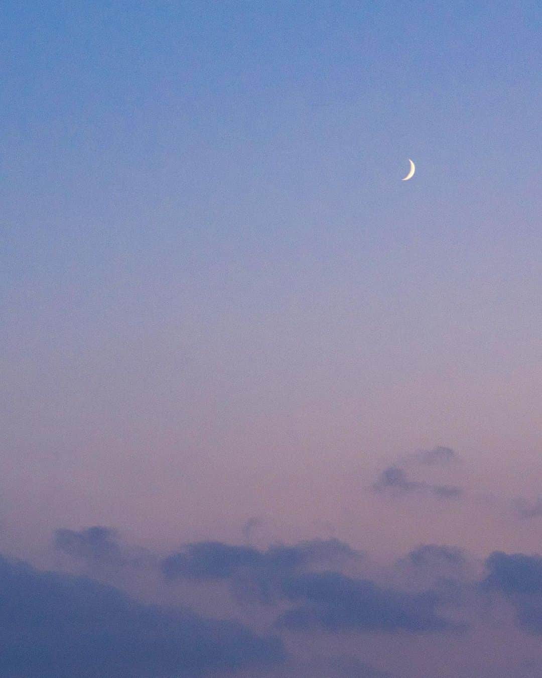 詩歩さんのインスタグラム写真 - (詩歩Instagram)「🇷🇺﻿ ﻿ サハリンでみた三日月🌙﻿ Crescent moon in Sakhalin.﻿ ﻿ ﻿ 海外で月をみると、どこでも空はつながってるんだな〜って思う。﻿ ﻿ ﻿ サハリンの投稿はこれにて終了です🇷🇺﻿ #shiho_sakhalin﻿ このタグでpostまとめてるのでぜひみてね📷﻿ ﻿ ﻿ ﻿ 📍サハリン島﻿ 📍Sakhalin﻿ ﻿ ﻿ ﻿ ©Shiho/詩歩」10月23日 17時19分 - shiho_zekkei