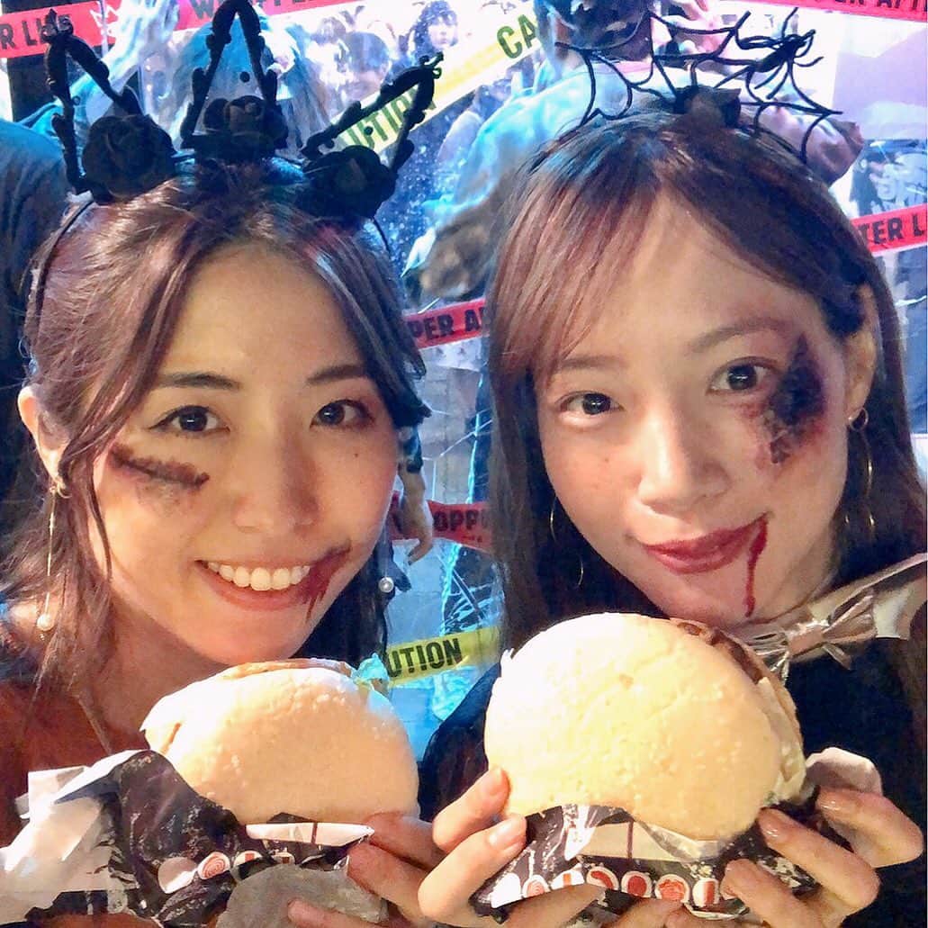 古田ちさこさんのインスタグラム写真 - (古田ちさこInstagram)「🧟‍♀️🍔🧟‍♂️ バーガーキングの渋谷センター街店が ハロウィン目前にゴーストストアと化しちゃった‼️ その名もSHIBUYA GHOST STORE💀👑 . 昨夜、こやっちゃん @yurikoyatsu とプレオープニングパーティーにお招きいただき限定メニューのゴーストワッパーを食しました🧟‍♀️❤︎❤︎ 珍しい白いふわふわのバンズに直火焼きビーフがジューシーで野菜もたっぷりとっても美味しかったです♩♩ . 店内にはゾンビ達がうろうろしていてめちゃくちゃ構ってくれました。笑 ワッパー食べられそうになったり写真に写り込んでくれたり。笑笑 店内中がハロウィン気分で楽しかったです👻🎶 . キャンペーンもやっていて、ゾンビ姿でゴーストワッパーを食べている写真をインスタやツイッターにUPすると"ワッパージュニア無料券"をもれなくプレゼントしてもらえるそうです♩ ゴーストストアは今日から10/31 29:00まで*･ 昼間もやっているのでお子様連れでも渋谷のハロウィン楽しむことが出来そうだよね☺️ . #burgerking#バーガーキング #halloween#ハロウィン #ゾンビメイク#zombiemakeup #渋谷ハロウィン#ハンバーガー #ゴーストワッパー#🧟‍♀️#🍔 #shibuya#shibuyagohststore #ハロウィン仮装  #shibuyahalloween#shibuyahalloween2019」10月23日 17時31分 - chisakofuruta