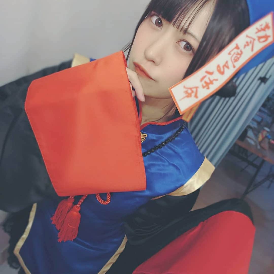 空野青空のインスタグラム：「. . 🎃はろうぃんちゃん🎃 . . みんなだいすきキョンシーコス👻 先日、外ロケでたくさんお写真を撮ってきました〜(∩´∀`∩)🎃 . . A4ポートレートになって発売する予定なのでお楽しみに…ヽ(*ﾟωﾟ)ﾉ 👻Trick or Treat🎃 . . . #ハロウィン #trickortreat 🎃 #Halloween #仮装 #コスプレ #cosplay #cosplaygirl #halloweencostume #キョンシー #キョンシーガール #キョンシーコスプレ #JOYBANK #あおねコス #aonyan #aoneko #あおにゃん #空野青空 #幸薄顔ちゃん #初号機ボディ」