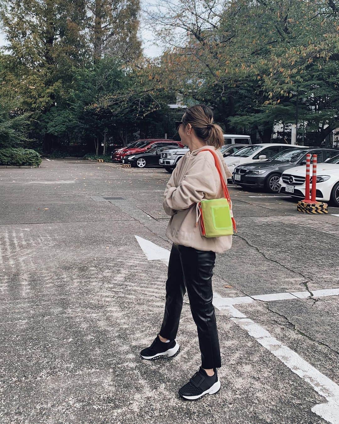 翁安芸さんのインスタグラム写真 - (翁安芸Instagram)「New hoodie 🍂🐿🏉✨ たっぷり具合がカッコいいベージュのフーディにレザーパンツ♪ もうすっかり涼しい毎日。　#akiweng #翁安芸 #outfit #tokyo」10月23日 17時39分 - akinyc