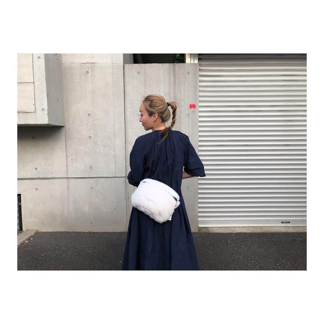 のインスタグラム：「いま、福岡のESTNATIONはイベント中です！ 私も時間があったら様子を見に行きたいと思ってます♡ ESTNATION限定(ホワイトカラー)のボディーバックは ウエストポーチにもなるし、斜めにもかけれるから本当に便利！ エストネーションだけでしか販売していないカラーなのでぜひ、お近くのエストネーションへ！ 福岡はご飯は美味しいしね〜🥢」