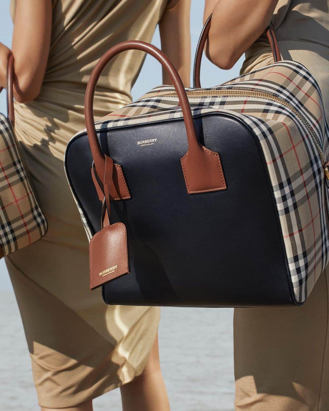 Burberryさんのインスタグラム写真 - (BurberryInstagram)「The Cube .  Our sculptural bowling bag, an elegant mark of simplicity –  first unveiled on the #Burberry runway. Crafted in archival Vintage check and framed with two-tone Italian leather . #BurberryGeneration」10月23日 17時47分 - burberry