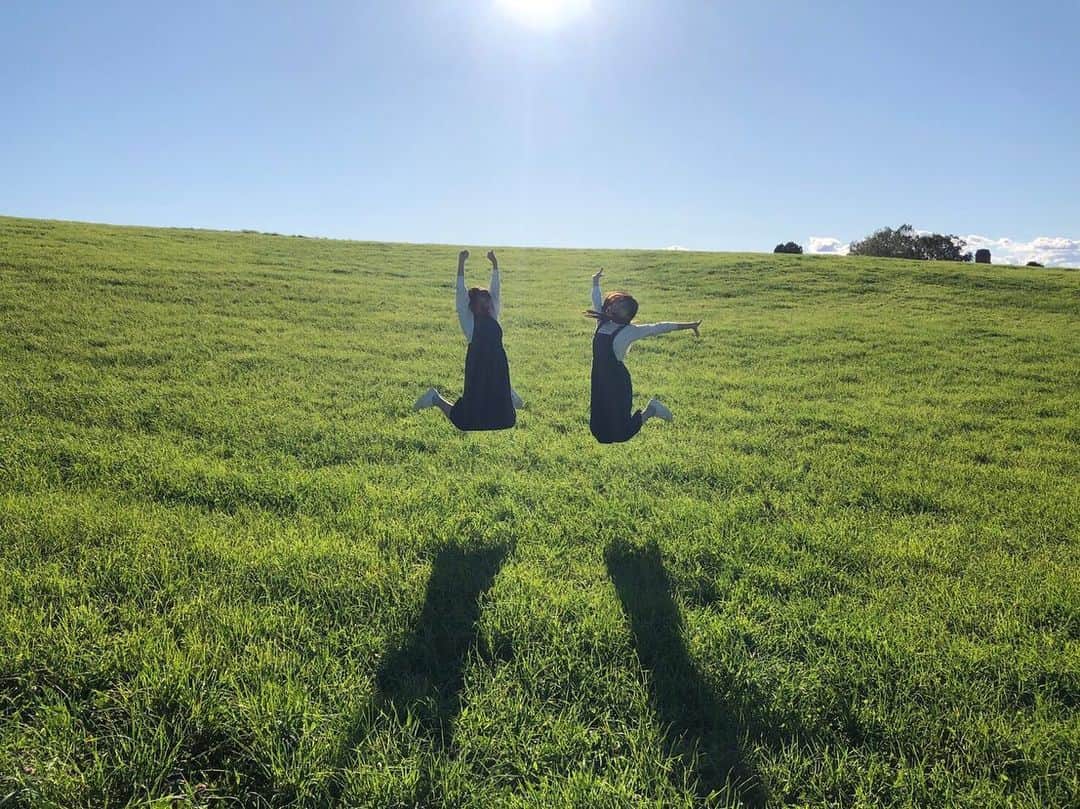 昆夏美のインスタグラム：「. いつの写真ですか？ というツッコミを恐れず 載せていなかった思い出たちを 載せたいと思います👧🏻笑 . 〜レミゼラブル北海道番外編〜 生田さんとオフが重なった日 牧場に行ってきましたん🐄 この日のためにおそろコーデを 一式揃える22歳と28歳。 やること可愛いだろう？(おい) . 自然と動物に触れて とってもリフレッシュできた 1日でした♡ . 福岡から毎日一緒に過ごしてくれた この美少女に感謝♡ . #最後の牛 #その絵力とインパクトに #全て持ってかれるであろう #私たちの写真の数々」