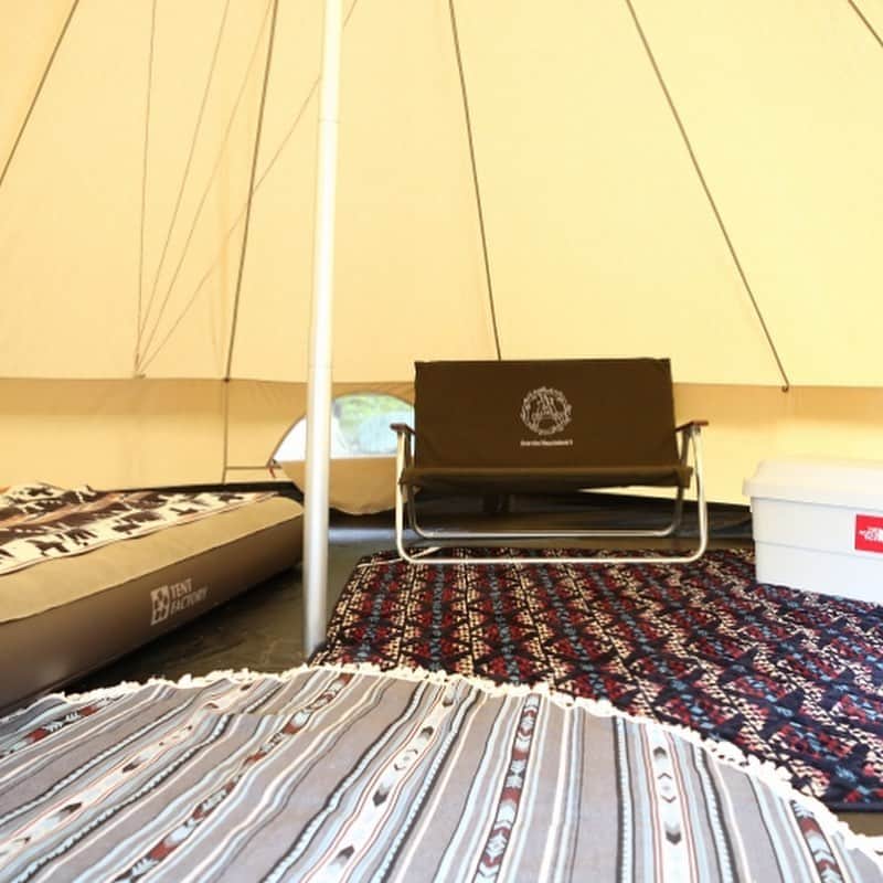 キャンプ情報サイト［ランタン］さんのインスタグラム写真 - (キャンプ情報サイト［ランタン］Instagram)「CAMP SMILE STYLE ／ 入手困難なネイタルデザインの カーミットチェアがお気に入り ＼ いろんなキャンパーのキャンプスタイルを現地取材と一般キャンパーからの投稿で数多く掲載してます。 . . 詳しくは @lantern.camp  webサイトをご覧ください . . #camp #camping #outdoor #travel #trip #lantern_smile #nature #キャンプ #キャンプ用品 #アウトドア #テント #自然 #旅行 #キャンプ初心者  #キャンプ好きな人と繋がりたい #青川峡キャンピングパーク #コールマン #カーミットチェア #ツーバーナーストーブ #カーリ12 #クロンダイク #ネイタルデザイン #ウッドロールテーブル #ファミリーキャンプ #ファミキャン」10月23日 17時47分 - lantern.camp
