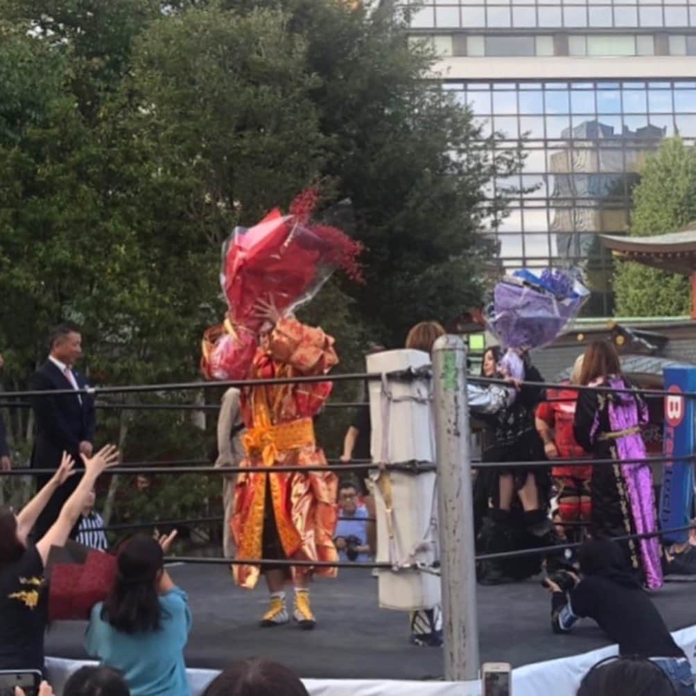 井上貴子のインスタグラム：「神田明神のメインの時 花束をもらったのだけど。  なんと！ 花の中にプードルちゃんが 2人居たよーー♡  しかも アタシの好きな ブルーローズ！ (株)FDきむらさんの作品^ ^  イベントに 華を添えてくれました。  今自宅にて飾ってあるよぉ。  そしてぬいぐるみ達は べにひおのオモチャになった。  Happyで^ ^  #井上貴子  #LLPWX #女子プロレス #紅緒と柊音 #トイプードル #神田明神 #花束 #株式会社FDきむら #ぬいぐるみ」