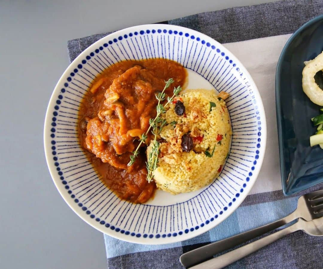 のインスタグラム：「カレーにシチューにパスタに肉じゃが。適度な大きさと深さがちょうど良くて毎日の様に使っちゃう。 . -登場したアイテム- 蒼十草/ディーププレート . ◎商品は当店トップページのバナーorプロフィールのURLからどうぞ。 ▶︎ @kozlife_tokyo . #KOZLIFE #japan #LoveFoodLoveLife#instajapan #instafood #foodstagram #foodlover #delistagrammer #yummy #dinner  #暮らし#インテリア #丁寧な暮らし #暮らしを楽しむ #おうちごはん #今日のごはん #蒼十草 #器 #ディーププレート #うつわ #和食器 #今日のごはん」