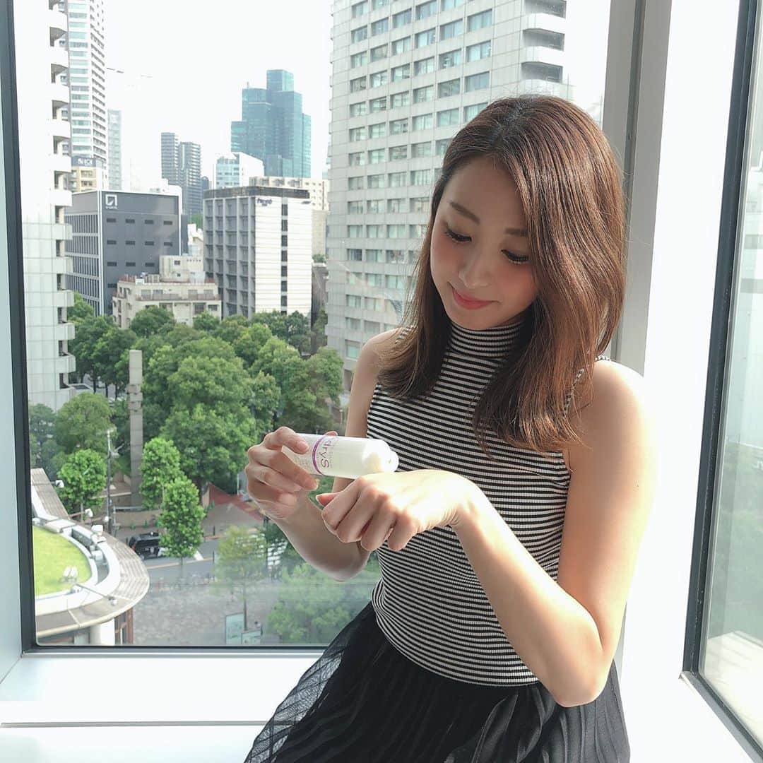 杉下理世のインスタグラム：「先日「大正製薬」さんにお誘い頂き、AdrySの新製品発表会にお邪魔してきました(^^)✨ 新発売のアクティブローションディープモイストを試してみて、とろっとしたテクチャーでしっとり感がUPした気がします❣️ これからの乾燥の季節には大活躍間違いなしです😊 美白成分もしっかり配合されているのと、医薬部外品のスキンケアなので、シミ予防にも効果が期待できそう😍とのことで、私も母にさっそくプレゼントしました☺️ TAISHO BEAUTY ONLINEで販売しているそうなので、乾燥やシミが気になる方はぜひチェックしてみて下さいね🌼 @taisho_beauty  #AdryS #アドライズ #乾燥肌 #pr #ディープモイスト」