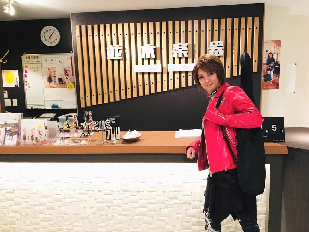 【公式】G線上のあなたと私のインスタグラム：「_﻿ ‪★新キャスト発表★‬﻿ ‪ニュースや予告動画で見ていただいた方﻿ も多いかと思いますが…😆😆‬﻿ ﻿ ‪第3話に、#ゴールデンボンバー の‬﻿ ‪#喜矢武豊 さんが出演決定✨‬﻿ ﻿ ‪#眞於先生 の個人レッスンに通う﻿ 金髪バンドマン役です👍🏻‬﻿ ‪#理人くんにライバル出現？！‬﻿ 眞於先生に猛烈アプローチ🤭❤️﻿ きゃんさんのアドリブに現場には笑いが起きてました😂﻿ ﻿ ‪#G線上のあなたと私 ‬﻿ ‪#10月29日第3話放送‬﻿ ‪#キャン豊‬﻿ ‪#tbs‬ ＃tbsドラマ」