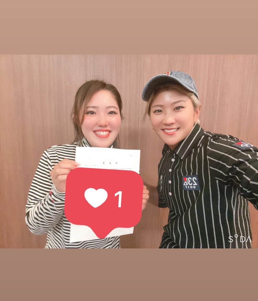 成田美寿々さんのインスタグラム写真 - (成田美寿々Instagram)「国内ツアー史上7人目の快挙を成し遂げた #古江彩佳 ちゃんの後見人？として サインをさせていただきました！ プロ入会5年以上の方のサインが2人必要なのですが… まさかそのうちの1人に選んで頂きました🥰 とっても光栄なことです。 これからも共に切磋琢磨していきたいと思ってます😊❤️ #初サイン #富士通レディースが初優勝は #お揃いです #本当におめでとう #誇りに思います」10月23日 17時59分 - misuzunarita