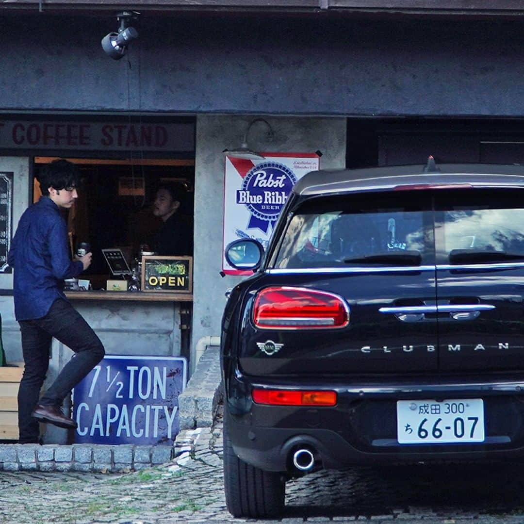 MINI Japanさんのインスタグラム写真 - (MINI JapanInstagram)「THE NEW #MINICLUBMAN ドライブの合間にいつも味わうのは上質なコーヒー。  偶然見つけたショップの洗練されたスタイルが知的な好奇心をくすぐる。  #MINIJapan #MINI #UrbanSophistication #千駄ヶ谷 #captainshelmtokyo」10月23日 18時00分 - mini_japan