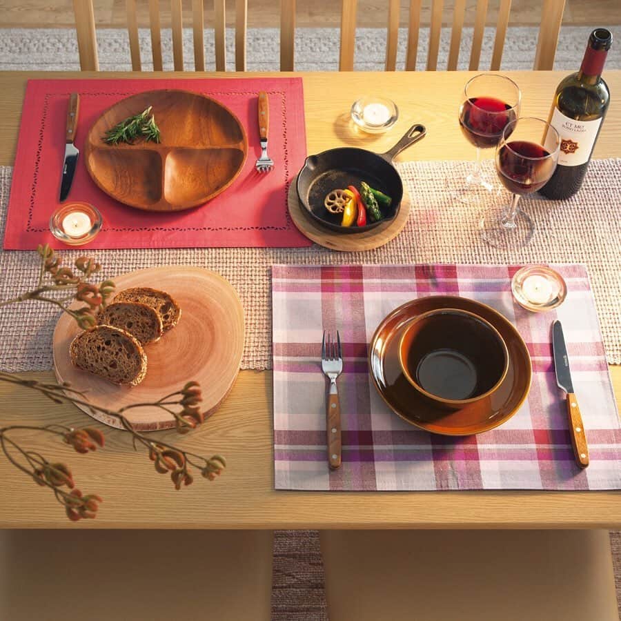 「お、ねだん以上。」ニトリ公式アカウントさんのインスタグラム写真 - (「お、ねだん以上。」ニトリ公式アカウントInstagram)「そろそろダイニングも模様替え🍽 ぬくもりを感じる色合いで揃えた、冬のテーブルコーディネート😉 . 寒い夜にはみんなでテーブルを囲んで、食事を楽しみませんか？ ナチュラルな木製プレートにお料理を取り分ければ、家族の会話もはずみそうですね😊 木の器の優しい雰囲気は、団らんのひとときにピッタリ💭 . 色彩豊かな野菜モチーフやチェック柄など、 気分が上がるかわいいデザインをエプロンやキッチンマットに取り入れると、毎日のお料理ももっと楽しくなりますよ🍳 いつもの食卓に季節のアイテムをプラスして、ほっこりと癒される空間作りを始めませんか♪ . 冬のコーディネートアイテムを使ったダイニングの写真に #mynitori を付けて投稿していただくと、 いいね、リポストさせていただくかも🥂 . 【アイテム紹介：写真1枚目】 商品名：チーズフォンデュ　フラム　※こちらの商品は12月下旬販売予定です お値段：1,195円（税別） 商品コード：8965372 . 【アイテム紹介：写真5枚目】 商品名：撥水加工付きランチョンマット(シンシア2 OR) お値段：277円（税別） 商品コード：7833343 . 商品名：ランチョンマット(WTチェック PU) お値段：370円（税別） 商品コード：7833346 . 商品名：ランナー(ナチュラ BE/PU) お値段：1,195円（税別） 商品コード：7833387 . 【アイテム紹介：写真6枚目】 商品名：スキレット鍋　15cm(6インチ スキレットナベ) お値段：462円（税別） 商品コード：8965229 . 商品名：18cm木台 丸M(ZP-Y002) お値段：277円（税別） 商品コード：8965262 . 商品名：ラウンドランチプレート アカシア お値段：740円（税別） 商品コード：8964188 . 商品名：カッティングボード Round(L) お値段：925円（税別） 商品コード：8973315 . 【アイテム紹介：写真7枚目】 商品名：14cmボウル　飴釉(アメユウ) お値段：277円（税別） 商品コード：8961555 . 商品名：21cmプレート　飴釉(アメユウ) お値段：370円（税別） 商品コード：8969769 . 【アイテム紹介：写真8枚目】 商品名：25cmラウンドプレートG アカシア お値段：925円（税別） 商品コード：8964183 . 商品名：19cm丸ボウル アカシア お値段：925円（税別） 商品コード：8964186 . 商品名：色々使えるパーティーナプキン(ベジタブル) お値段：185円（税別） 商品コード：7833312 . 商品名：チェアパッド(キリカブ16) お値段：647円（税別） 商品コード：7803934 . 【アイテム紹介：写真9枚目】 商品名：両手に使えるミトン(WTチェック PU) お値段：370円（税別） 商品コード：7860834 . 商品名：首掛けエプロン(WTチェック PU) お値段：925円（税別） 商品コード：7860833 . 商品名：キッチン用クッションフロアマット(ベジタブル 45X120) お値段：1,750円（税別） 商品コード：7731016 . ※写真には演出品を含みます。 ※入荷待ちの商品についてはお届けまでに日数をいただく場合がございます。 ※一部の店舗、通販サイトでは展示や在庫がない場合がございます。 ※一部の商品の価格は変動する可能性があります。 . #mynitori #ニトリ #おねだん以上 #ニトリで購入 #プレート #ニトリの食器 #器 #ニトリのお皿 #食器 #スキレット #ニトスキ #スキレット料理 #アカシアプレート #ランチョンマット #ニトリのランチョンマット #切り株クッション #キッチンマット #PVCマット #ダイニングコーディネート #ダイニングコーデ #ダイニングルーム #キッチン #台所 #お部屋作り #冬インテリア #模様替え #居心地の良い空間 #暮らしを楽しむ #カフェのような空間 #おうち時間」10月23日 18時00分 - nitori_official