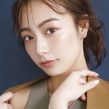 のインスタグラム：「＼宇垣 美里×木部 明美／ 【今どき美人がお手本！骨格彫り起こし「陰影メイク」～質感のコントラストEye編～】 ・ ひとりひとりが元々もっている顔だちを生かし、ナチュラルに引き立てるテクニックで今っぽ美人に見せるのが、この秋の最旬メイク。 目元や口元の立体感をさりげなく引き出したり、全体をワントーンにして自然なメリハリをつけたり…美女×人気アーティストで、あますことなくお見せします！ ・ 今回は、アナウンサー・タレントの宇垣 美里さん（ @ugakimisato.mg ）が人気ヘア＆メイクアップアーティスト木部 明美さんによる「マットオレンジ×キラキラゴールド」アイシャドウを効かせた、ぱっちり目ヂカラにおしゃれなムードをプラスしたアイメイクに挑戦！ 木部さんに今回のメイクのポイントを伺いました！ ・ 木部 明美さん「質感を変えることで、目元に雰囲気のある奥行き感も生まれます。ちなみにマットシャドウは定番のブラウンではなく、彩度の高いテラコッタオレンジくらいがあか抜け感が出ておすすめ！」 実際にこのメイクでも目尻下ゾーン、黒目下、眉下に狙いを定めてさりげなくオン。目周りの透明感を際立たせつつ、目尻下ゾーンのハイライトのおかげで温かみのあるコーラルチークも自然にふんわり浮き立ち、立体的な頬に。チークで立体感というとキリッとした印象を思い浮かべがちですが、あえて横長に入れることで、まろやかな女らしさを強調しているのも今っぽ顔の秘訣です♪ ・ おすすめのマットオレンジ＆キラキラゴールドアイシャドウとメイク方法を早速確認していきましょう♪ ・ （気になるコスメ＆メイク方法はスワイプしてチェック→) ・ 2枚目・右から ジルスチュアート アイコニックルック アイシャドウ M408 ￥2,200【モデル使用色】 ノンパールで見たままの発色を実現したマットオレンジシャドウ。チップでしっかりのせると◎。 ・ MiMC ミネラルスムースシャドー 03 ￥2,500【モデル使用色】 ムースのようにふんわりなじんでギラつかないキラキラゴールドシャドウ。 ・ セルヴォーク インフィニトリー カラー 11 ￥3,200 肌にのせるとややマットに色づくサーモンコーラル。 ・ SUQQU トーン タッチ アイズ 06 ￥3,700 時間がたってもパール落ちせず、肌に潤み感が。 ・ ★HOW TO MAKE★（3枚目） 黒目の上下キワにジルスチュアートのマットシャドウをなじませ、上下まぶたの目頭側と目尻側に幅広くMiMCのキラキラシャドウを指で広げて。 ・ ＼その他使用コスメ／ マスカラ（4枚目）：ポーラ Ｂ.Ａ カラーズ アイマスカラ BR ￥4,600 アイシャドウを引き立てるべくマスカラは黒より強くならないボルドーブラウンを選び、サッとひと塗り。 チーク（5枚目）：THREE チーキーシークブラッシュ 21 ￥3,000 頬骨の高い位置中心にオレンジブラウンを薄くのせて。 リップ（6枚目）：カネボウ化粧品 センサイ ザ リップスティック Ｎ 15 ￥5,500 クリーミーな使用感で縦ジワもカバー。 ・ MISATO×KIBE CROSS TALK（7枚目） MISATO「このメイク、すごく新鮮でプライベートでもやってみようと思いました。」 KIBE「うれしい～。」 MISATO「アイメイクで遊ぶのが好きなんです。このアイシャドウを使いたいから、この服を着ようってことも。」 KIBE「お、その発想をするとは、もしやメイク好き？」 MISATO「はい。日々いろんなメイクを研究しています！」 ・ 質感のコントラストで陰影感を表現すると、たちまち旬のおしゃれ顔に。早速挑戦してみてください♪ ・ #宇垣美里 #うがっきー #うがみさ #フリーアナウンサー #アナウンサー #秋メイク #秋コスメ #今日のメイク #アイコニックルックアイシャドウ #ジルスチュアート #オレンジシャドウ #セルヴォーク #MIMC #ミネラルスムースシャドー #SUQQU #トーンタッチアイズ #instabeauty #bitekicom #コスメ #コスメ好きさんと繋がりたい #メイク #メイク好きさんと繋がりたい #美容 #美的 #美的メイク #メイク好き #コスメオタク #コスメ紹介 #女子力向上委員会」