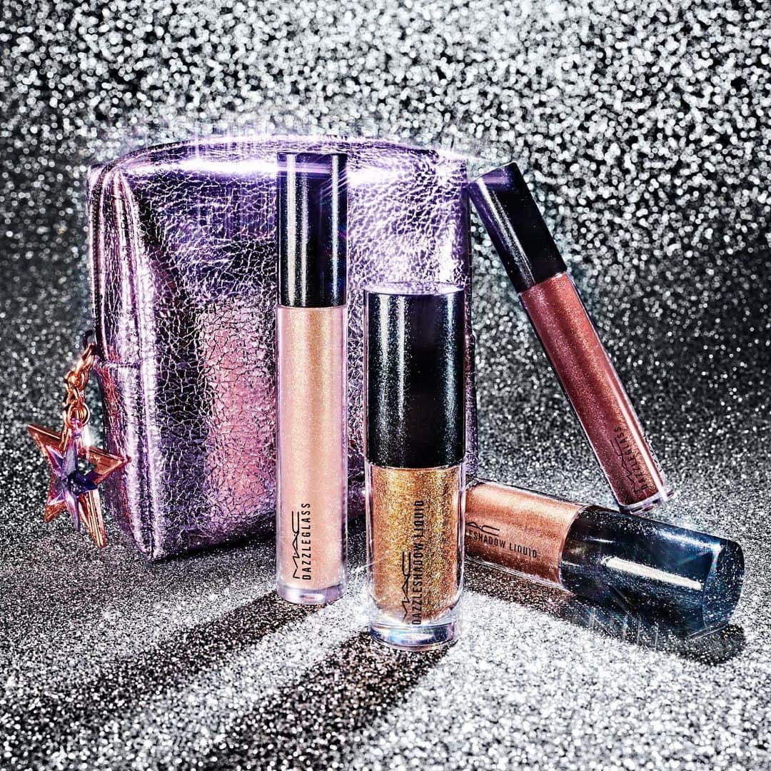 M∙A∙C Cosmetics Japanのインスタグラム：「ㅤ 【本日オンライン先行発売】 今年のオンライン限定キットは、高い輝きを放つリキッドアイシャドウとリップグロスを各2色ずつセット✨スターモチーフがホリデー気分を盛り上げる、限定ポーチつき。ギフトにもおすすめです。 ㅤ ㅤ ＜公式オンライン限定＞ スター ダズラー キット 税込7,700円 ㅤ ㅤ *10/23(水) 公式オンライン先行販売中 *10/25(金) 全国発売 ㅤ #MACHoliday #MACクリスマスコフレ2019 ㅤ ㅤ ㅤ ㅤ ㅤ #MACCosmeticsJapan #MACコスメ #MACCosmetics #コスメ #メイク #ホリデー #コフレ #クリスマスコフレ #クリスマスコフレ2019 #ホリデーシーズン #クリスマスプレゼント #メイク動画 #コスメ好き #メイクアップ #ホリデーコフレ #コスメ購入品 #makeup #cosme #cosmetics #holiday #holidaymakeup #holiday #holidays #holiday2019」
