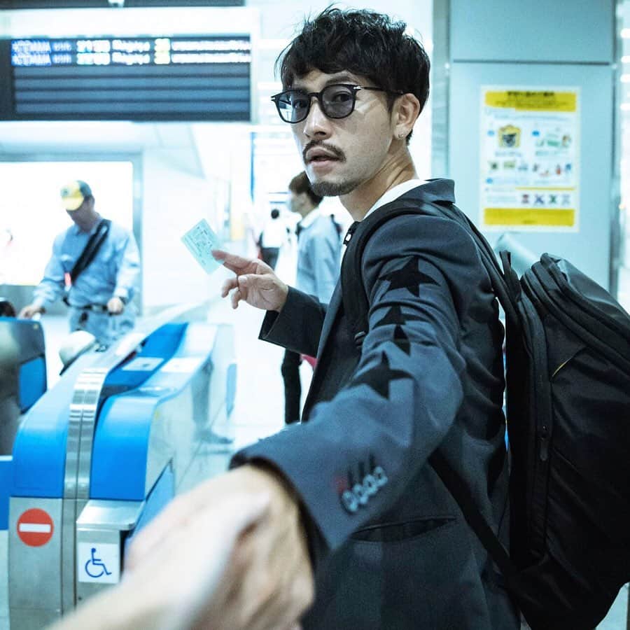 小柳津林太郎のインスタグラム：「先日の大阪出張での一枚。 新幹線の改札にて🚅  Photo taken by📸 @maihirai365  #大阪 #出張 #デートなうに使っていいよ #新大阪 #関西 #新幹線 #旅行 #一眼レフ#バチェラー #バチェラー2 #bachelorjapan #バチェラージャパン #小柳津林太郎 #ghost  #アマゾンプライム #thebachelor #rinstagram #🌹」
