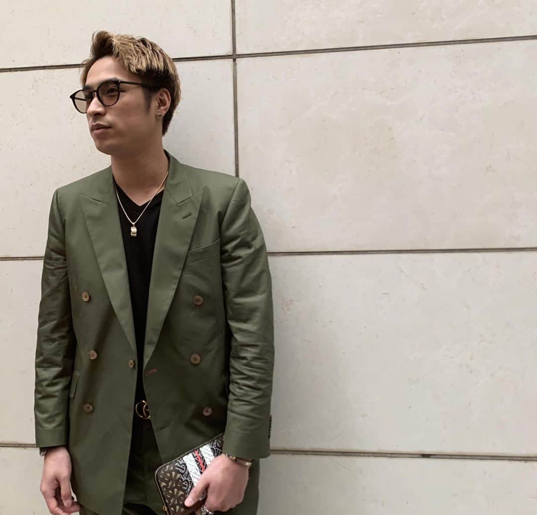 Yuto&Hayato（SUPERTWINS）のインスタグラム：「最近作ったオーダースーツを初めて着て、お出かけ✨ めっちゃ気に入りました⤴︎⤴︎⤴︎ #ordersuit #fashion」