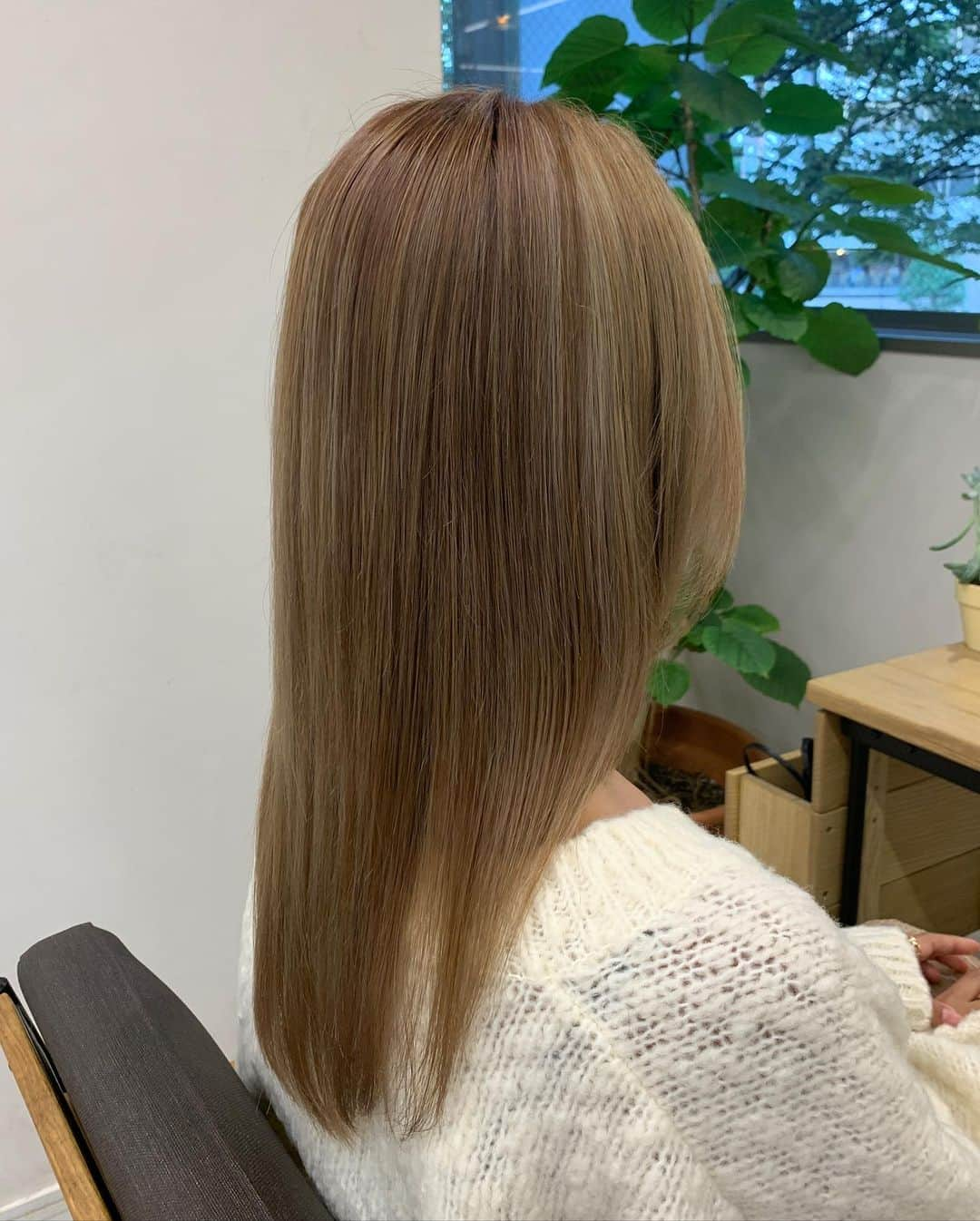 新井ニーニャさんのインスタグラム写真 - (新井ニーニャInstagram)「💇‍♀️﻿ ﻿ ﻿ ちょっと短いスパンでメンテナンス✂️﻿ ﻿ 前、やす @yasu3624  に入れてもらった﻿ 綺麗な白っぽいメッシュを維持したくて﻿ ブルーシャンプーのみを多めに使ってたら﻿ 逆に青くなってしまって😭﻿ ﻿ 量の調整って大事みたい🥺💙﻿ 次からは普通のシャンプーに﻿ ちょびっと混ぜて使ってねと﻿ 教えてもらいました🙋🏼‍♀️｛ は〜い﻿ ﻿ ﻿ どんな髪の相談も﻿ ササっと気兼ねなく乗ってくれるから﻿ 美容室難民の人はとてもおすすめなサロン🙆🏼‍♀️💕﻿ アットホームだからこそある空気感👒🌿﻿ ﻿ 私はまだ新しいお店になってから﻿ 3回しか行ってないのにおうちみたいな感覚🌱﻿ ( 髪をやってもらうのはもう6年目とかだけどね )﻿ きっとやすが醸し出す落ち着く雰囲気が﻿ あるからなのかもしれません🏡✨✨﻿ ﻿ ﻿ 今回は前髪に少しハイライトを足して 綺麗なベージュにしてもらいました！！🧡﻿ 前髪ハイライトおすすめ！顔小さく見えます！ほんとに！﻿ ﻿ ていうかやすのハイライト技は、ほんとに小顔になる。髪のデザインだけじゃなく、美容師さんは似合わせの技が1番だと私は思っているので、迷ったら是非やすのところへ行ってみて！😙﻿ ﻿ 渋谷の宮益坂の上の方のソフトバンクの3階のお店だよ！(細かい) インスタからの予約で、クーポンもあるらしいよ🤤 @yasu3624 ﻿ ﻿ ﻿ ﻿ やす、いつもありがとう〜〜〜🥺🙏✨🌿﻿ ﻿ ﻿ ﻿ ﻿ #unmillime #アンミリメ #渋谷 #shibuya #渋谷美容室 #渋谷美容師 #外国人カラー #外国人風カラー #ハイライト #ベージュカラー #ベージュ族 #ラテガール #ラテ肌 #モデル #ヘアカラー #ヘアメンテナンス #美容day #カラーリング #バレイヤージュ #メッシュ﻿ #外人風カラー #外国人風ハイライト #外国人風ヘアー #ハーフモデル」10月23日 18時08分 - 22nina77