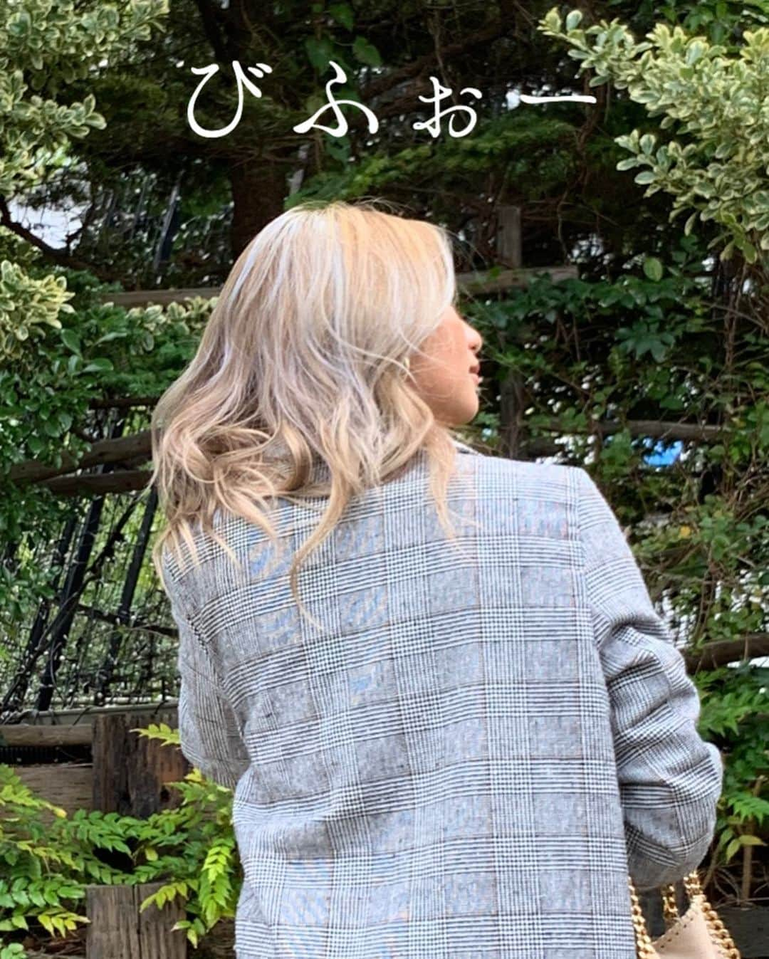 新井ニーニャさんのインスタグラム写真 - (新井ニーニャInstagram)「💇‍♀️﻿ ﻿ ﻿ ちょっと短いスパンでメンテナンス✂️﻿ ﻿ 前、やす @yasu3624  に入れてもらった﻿ 綺麗な白っぽいメッシュを維持したくて﻿ ブルーシャンプーのみを多めに使ってたら﻿ 逆に青くなってしまって😭﻿ ﻿ 量の調整って大事みたい🥺💙﻿ 次からは普通のシャンプーに﻿ ちょびっと混ぜて使ってねと﻿ 教えてもらいました🙋🏼‍♀️｛ は〜い﻿ ﻿ ﻿ どんな髪の相談も﻿ ササっと気兼ねなく乗ってくれるから﻿ 美容室難民の人はとてもおすすめなサロン🙆🏼‍♀️💕﻿ アットホームだからこそある空気感👒🌿﻿ ﻿ 私はまだ新しいお店になってから﻿ 3回しか行ってないのにおうちみたいな感覚🌱﻿ ( 髪をやってもらうのはもう6年目とかだけどね )﻿ きっとやすが醸し出す落ち着く雰囲気が﻿ あるからなのかもしれません🏡✨✨﻿ ﻿ ﻿ 今回は前髪に少しハイライトを足して 綺麗なベージュにしてもらいました！！🧡﻿ 前髪ハイライトおすすめ！顔小さく見えます！ほんとに！﻿ ﻿ ていうかやすのハイライト技は、ほんとに小顔になる。髪のデザインだけじゃなく、美容師さんは似合わせの技が1番だと私は思っているので、迷ったら是非やすのところへ行ってみて！😙﻿ ﻿ 渋谷の宮益坂の上の方のソフトバンクの3階のお店だよ！(細かい) インスタからの予約で、クーポンもあるらしいよ🤤 @yasu3624 ﻿ ﻿ ﻿ ﻿ やす、いつもありがとう〜〜〜🥺🙏✨🌿﻿ ﻿ ﻿ ﻿ ﻿ #unmillime #アンミリメ #渋谷 #shibuya #渋谷美容室 #渋谷美容師 #外国人カラー #外国人風カラー #ハイライト #ベージュカラー #ベージュ族 #ラテガール #ラテ肌 #モデル #ヘアカラー #ヘアメンテナンス #美容day #カラーリング #バレイヤージュ #メッシュ﻿ #外人風カラー #外国人風ハイライト #外国人風ヘアー #ハーフモデル」10月23日 18時08分 - 22nina77