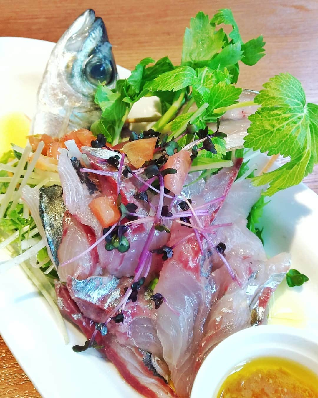 Legare+茂のインスタグラム：「活カルパッチョ🐟✨ 活きたまま入荷の、超新鮮な魚を お楽しみください♪ . ◾レガーレ＋茂◾ 世田谷区池尻3-4-2srビル池尻1F ☎︎:050-5593-6211 . #池尻 #池尻大橋 #イタリアン #イタリアンバル #バル #バール #ダイニングバー #レガーレ #レガーレ茂 #legare茂 #レガーレ池尻 #italian  #italianbar #三軒茶屋 #女子会 #東京グルメ #食べ歩き #東京食べ歩き #鮮魚 #魚料理 #魚バル #中目黒 #食スタグラム #世田谷グルメ #宴会 #活魚 #カルパッチョ #美食 #」