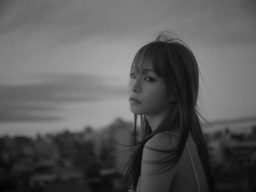 LiSAさんのインスタグラム写真 - (LiSAInstagram)「12月11日のシングル発売に先駆けて、先行フル配信を開始した「#unlasting」アーティスト写真を公開しました。  ハモリや広く感じる声の響きを付けるリバーブをやめて、より近くで部屋の中で貴方に歌うように。貴方の心に直接届けられる歌にしました。想いと願いを込めて。 今週はWoUも３話です。  #sao_anime  photo by. @hiranotakashitakashi」10月23日 18時10分 - xlisa_olivex