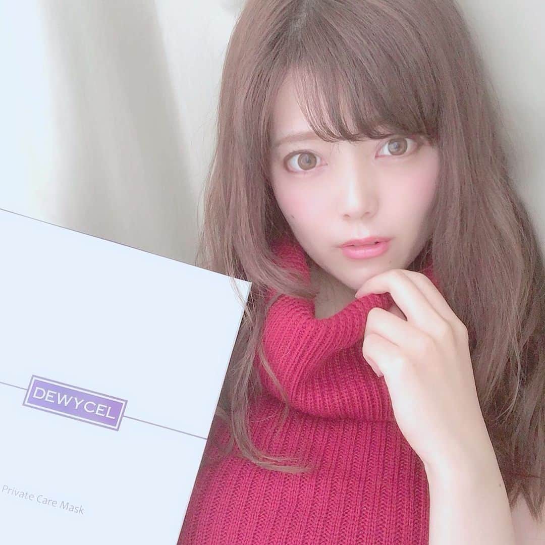 のインスタグラム：「韓国の免税店でしか購入出来ない今話題のDEWYCELのマスクパックを試してみたよ🥺﻿ ﻿ 週に1回のスペシャルケアマスク！﻿ 袋から取り出したらマスクがずっしり重いくらいしっかりと成分が染み込んでてびっくり😳﻿ アンプルシートでマッサージしてから、上部と下部にわかれたシートをはるよ🥰﻿ 顎のラインは、ぐっと上にむかってはったよ！﻿ ﻿ シートをはがすと肌がもちもちプルプルで保湿力抜群🙆🏻👌✨﻿ ﻿ まだシートにも成分が残ってたからそのまま首とか腕とかおしりにも塗った(๑´ㅂ`๑)♡﻿ 全身もちもち🥺！﻿ ﻿ @dewycel_japan はいまAmazonでも買えるようになったらしいから使い終わったらリピだ(❁´ω`❁)﻿ ﻿ 2枚目、ドアップなので注意⚠ #いいね返しは絶対 #좋아요반사 #좋아요태러 #인친황영 #いいね #dewycel #デュイセル #デュイセルプライベートケアマスク #シートマスク #フェイスマスク #韓国美容 #韓国コスメ #美容 #美白 #エイジングケア #乾燥肌 #保湿 #美肌ケア #美活 #美容好き #美容好きな人と繋がりたい #美容好きさんと繋がりたい #女子力アップ #コスメ好きさんと繋がりたい #スキンケア #自分磨き #美肌になりたい #ニキビ #dewyholic#preciousvaluabledewycel」