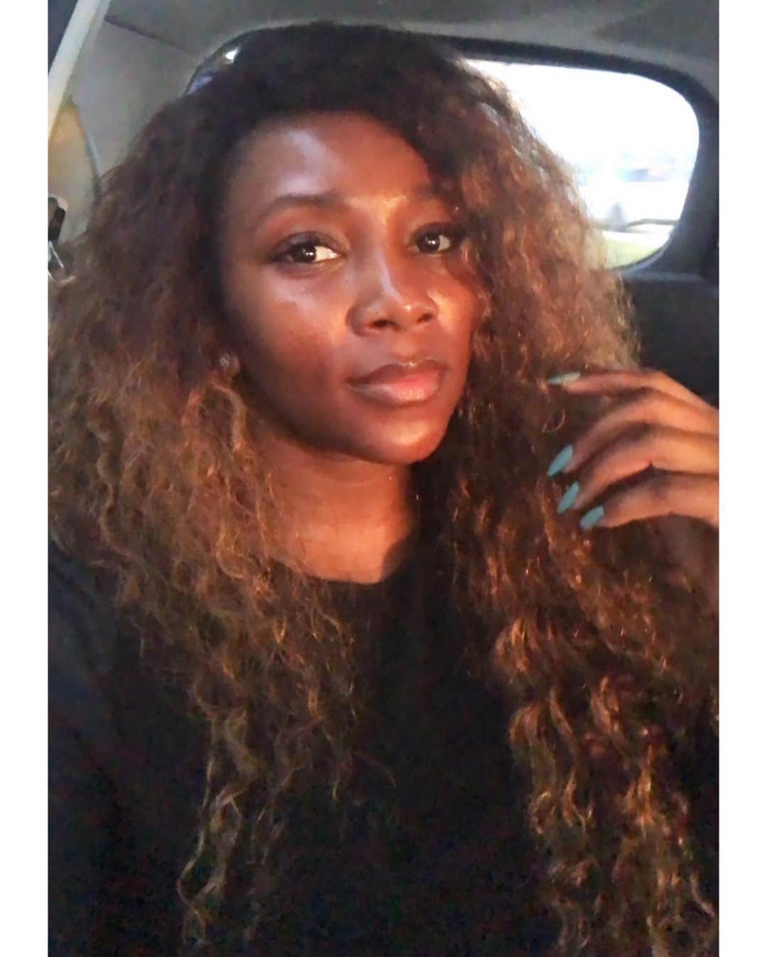ジェネビーブ・ナジのインスタグラム：「🌞💋 𝑀𝑜𝓇𝓃𝒾𝓃𝑔!」