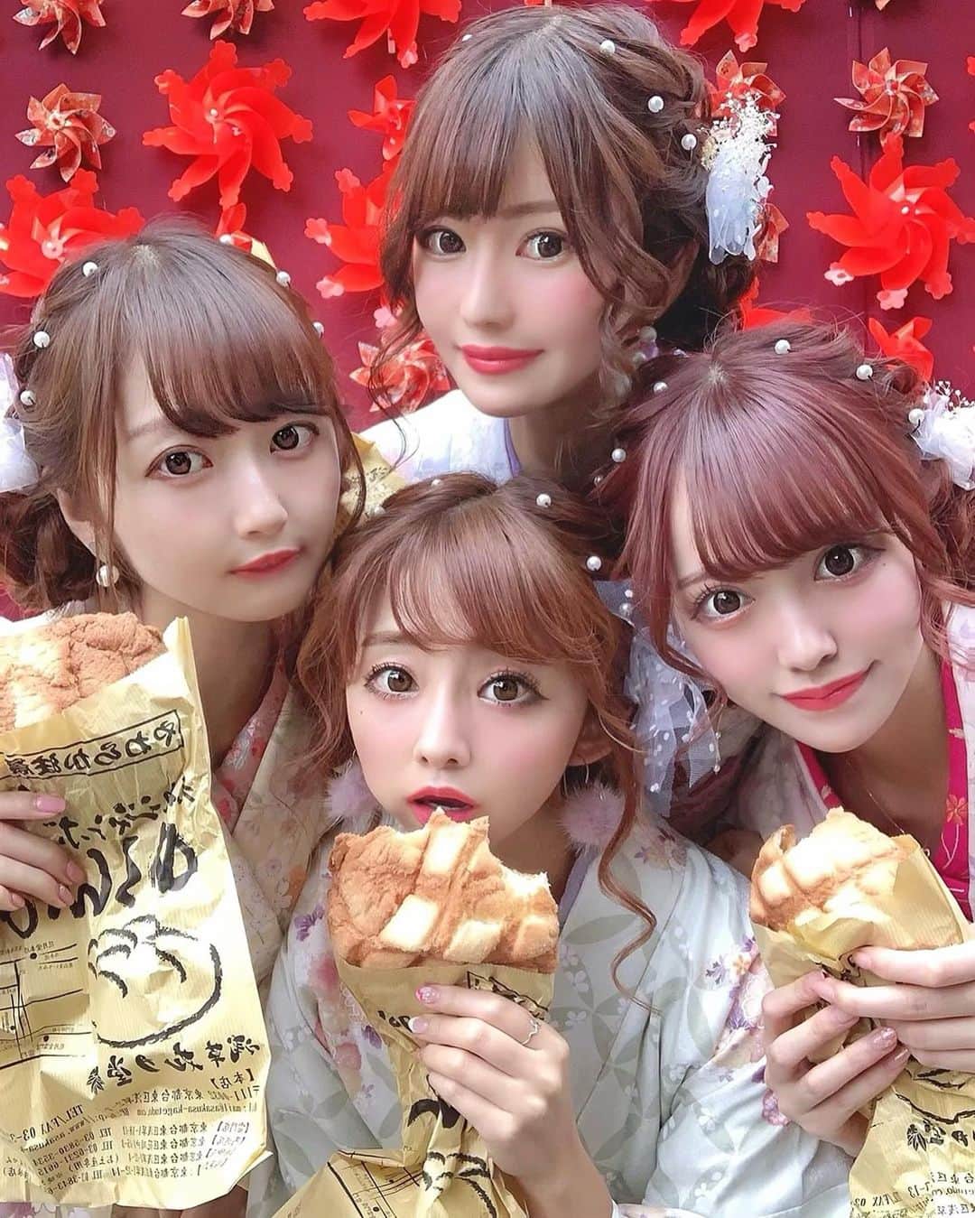 のインスタグラム：「❤︎ 皆でめろんぱん🍈。 . ほっぺにパンほおばってた . . #浅草 #着物 #お寺 #浅草着物レンタル #浅草デート #浅草寺 #浅草神社 #ヘアーアレンジ #梨花和服 #kimono #japan #asakusa #asakusatemple」