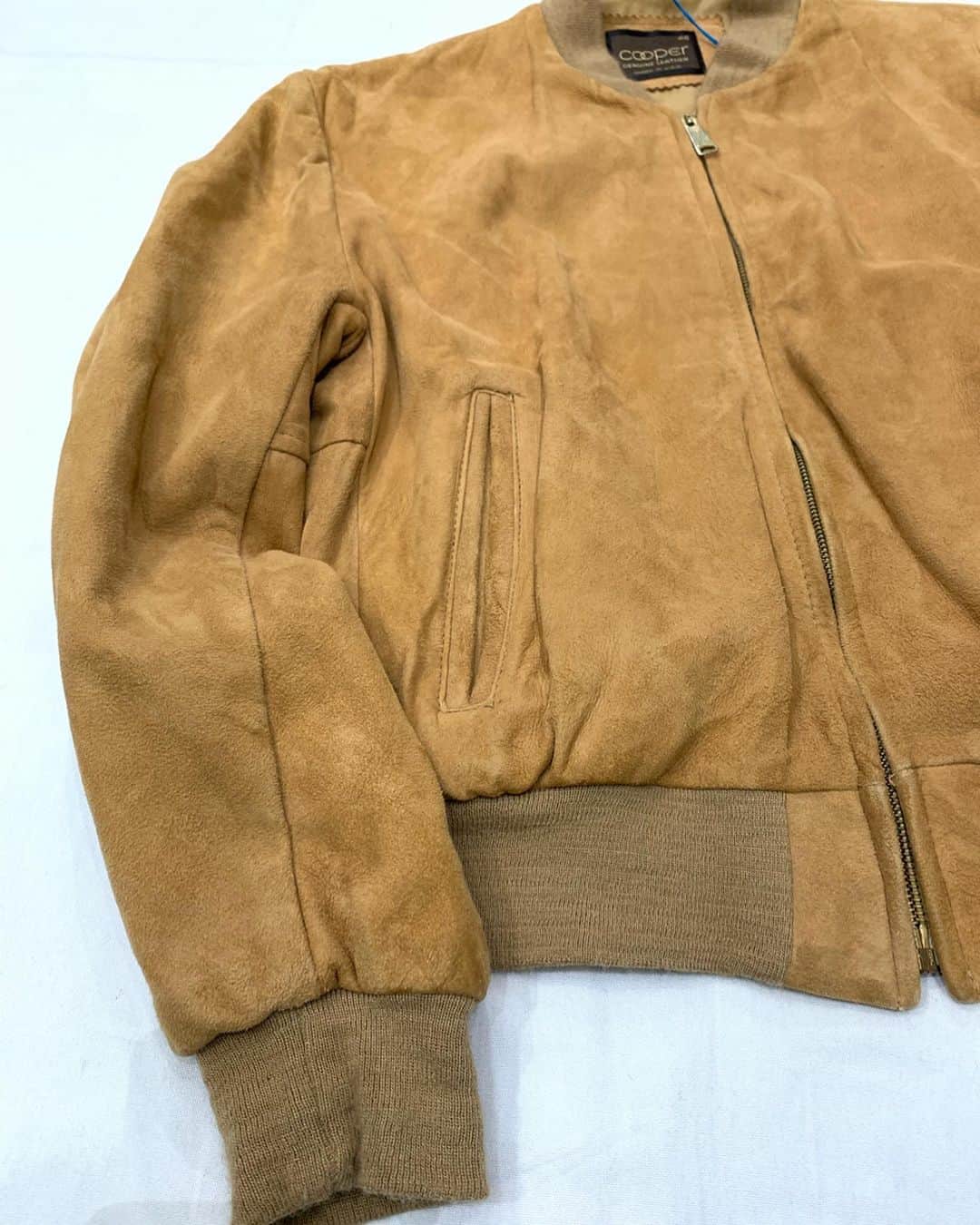 ジャムルさんのインスタグラム写真 - (ジャムルInstagram)「70's nubuck leather blouson ¥8000+tax 肩幅 50.5cm 身幅 61.5cm 着丈 63cm 袖丈 66cm . 通販も可能です。 お問い合わせはお電話で承ります。 . #お問い合わせはお電話で承ります #jammru #osaka  #fashion  #streetstyle  #streetfashion  #vtg  #vintage  #used  #usedclothing  #古着 #古着屋 #ファッション #70s #80s #90s」10月23日 18時19分 - jammru