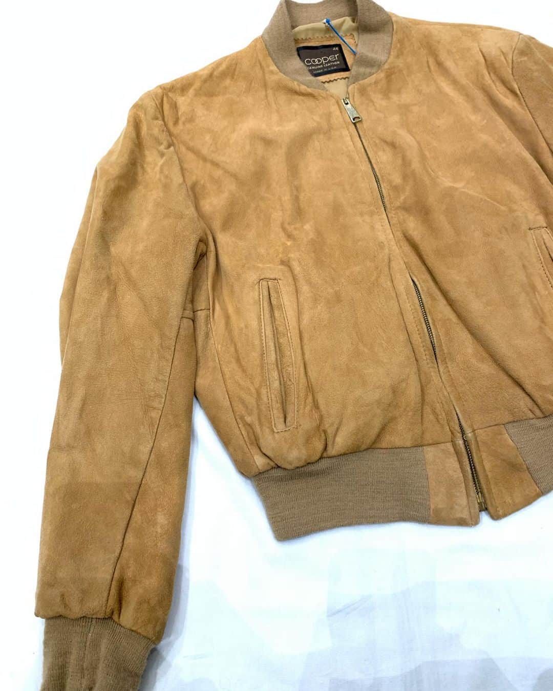 ジャムルさんのインスタグラム写真 - (ジャムルInstagram)「70's nubuck leather blouson ¥8000+tax 肩幅 50.5cm 身幅 61.5cm 着丈 63cm 袖丈 66cm . 通販も可能です。 お問い合わせはお電話で承ります。 . #お問い合わせはお電話で承ります #jammru #osaka  #fashion  #streetstyle  #streetfashion  #vtg  #vintage  #used  #usedclothing  #古着 #古着屋 #ファッション #70s #80s #90s」10月23日 18時19分 - jammru