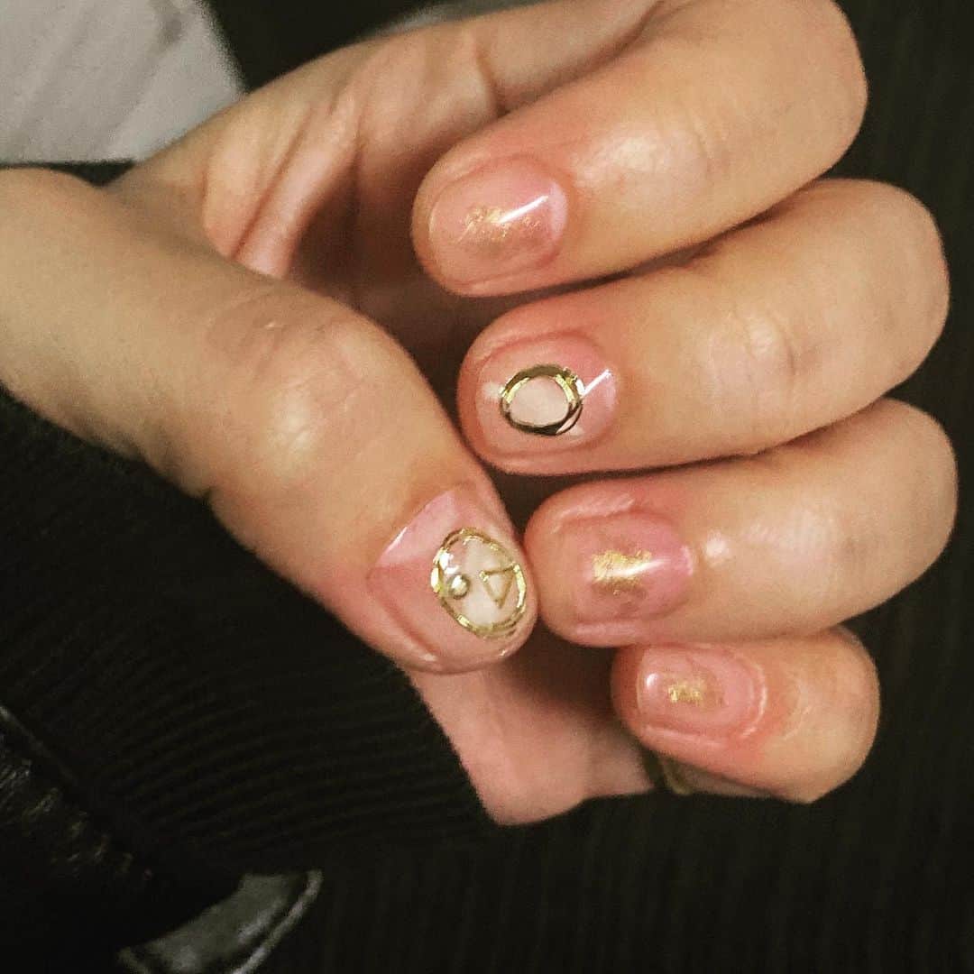 新原ミナミのインスタグラム：「またしても自己流ネイル。透明ベースに金がはやっとるー。 そしてつめちっちゃーぁw  #ネイル #セルフネイル #爪 #深爪では無いと思う」