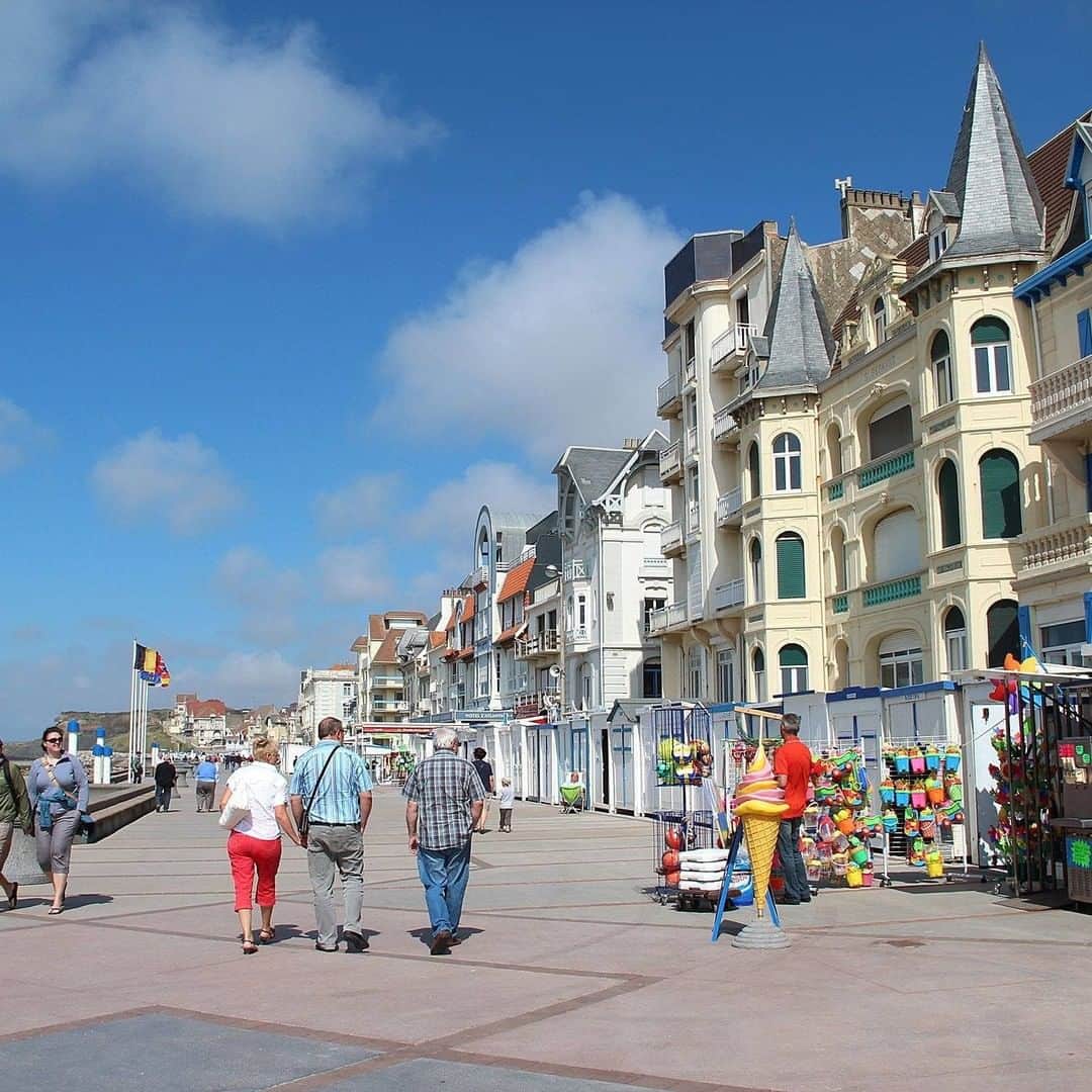 フランス大使館さんのインスタグラム写真 - (フランス大使館Instagram)「【フランスの風景🌄】フランス北部ベルギー国境にかけての海岸線はオパール海岸と呼ばれます。ここの独特で絶えず変化する光にちなみ画家のエドゥアール・レヴェックが名付けました。全長120 kmにもわたる細かい砂浜とや遊歩道が旅人を誘います。🚶 🌄Un jour en France : La Côte d’Opale tient son nom du peintre Édouard Lévêque qui, en 1911, la baptise ainsi en hommage à sa lumière si particulière et changeante. 🌅 Connaissez-vous ses 120 km de plages de sable fin et ses nombreux chemins de randonnée ?🚶」10月23日 18時30分 - ambafrancejp