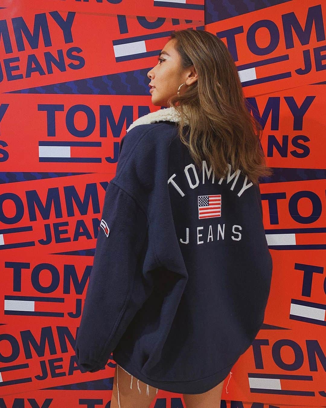のインスタグラム：「TOMMY JEANS catstreet店のオープニングパーティーに参加してきました👣💙 10/25（金）から　@tommyjeans catstreet店で¥8,000以上お買い上げするとくじが引けるキャンペーンやるみたいだよ〜✌︎🧡キャンペーンでは原宿の街中を走るバスの中で超間近にアーティストが見れる“LIVE BUS”に乗れるチャンスっ！！詳しくはTOMMY JEANS HPにてご確認下さいっ😚✨ ちなみに私が着てるこのジャケットはメンズのLサイズだよ〜オーバーサイズめに着るのがちょかわ🥰❤️ #PR #TommyJeans #TommyJeansCatStreet #トミージーンズ　#トミージーンズキャットストリート」