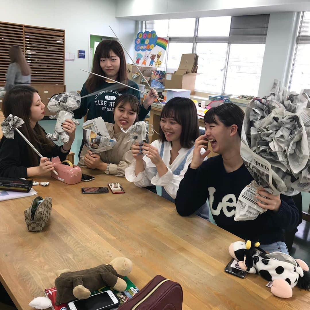 福岡女子短期大学さんのインスタグラム写真 - (福岡女子短期大学Instagram)「子ども学科1年生「保育内容(表現)」にて新聞紙を使った作品づくり✂️素敵な作品が沢山出来ました💕 . #福岡女子短期大学子ども学科 #福女短 #子ども学科 #工作 #新聞紙遊び #新聞紙で #こんなにカワイイ #作品作り #造形の授業中 #造形の授業楽しい #保育士の卵 #幼稚園教諭の卵 #目指すなら #福岡女子短期大学 #子供の気持ちに寄り添う #子供が好き #進路選び #進路選択 #笑顔溢れる #楽しい仲間 #クラスメイト #大好きな仲間 #福女短スナップ #夢を叶える場所」10月23日 18時37分 - fukuoka_wjc