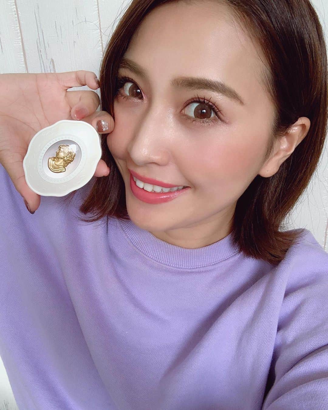 のインスタグラム：「めちゃくちゃツボのチーク発見💕💕﻿ ﻿ @lm_laduree ﻿ 私、発色のよすぎるチークは苦手で﻿ フワッと色が自然にのる薄づきチークが好き♥︎◡̈⃝﻿ ﻿ プレストチークカラーNの08は﻿ 骨格修正できる大人の色味✨✨✨﻿ ﻿ 手持ちのチークに重ねても可愛い💕﻿ ﻿ カメオのパッケージが可愛すぎて悶絶💕﻿ ﻿ 女友達のプレゼントにもよさそう🎁✨✨﻿ ﻿ ﻿ ﻿ #ラデュレ #ラデュレコスメ #レメルヴェイユーズラデュレ #コスメ #インスタ映え #チーク #デパコス #コスメ好き #大丸神戸」