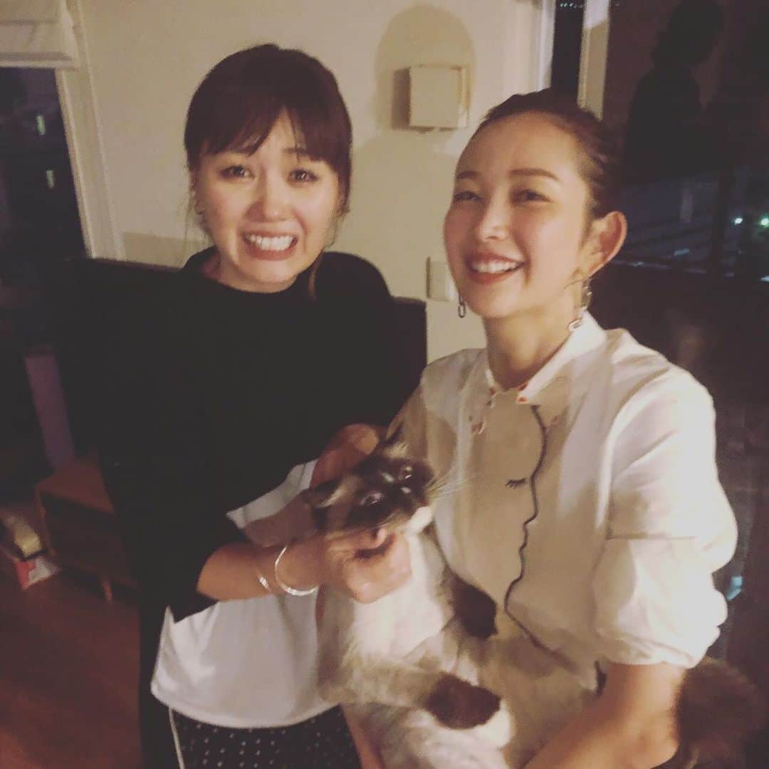 中上真亜子さんのインスタグラム写真 - (中上真亜子Instagram)「たぶん初めて猫を抱きました😳 久しぶりにサラサさんちにお邪魔して、気付いたら8時間も居座ってました🤭あー楽しかったあ😂🙏 . そして今日はミブキと逆リンクした色味でした🤯」10月23日 18時41分 - maako_nakagami