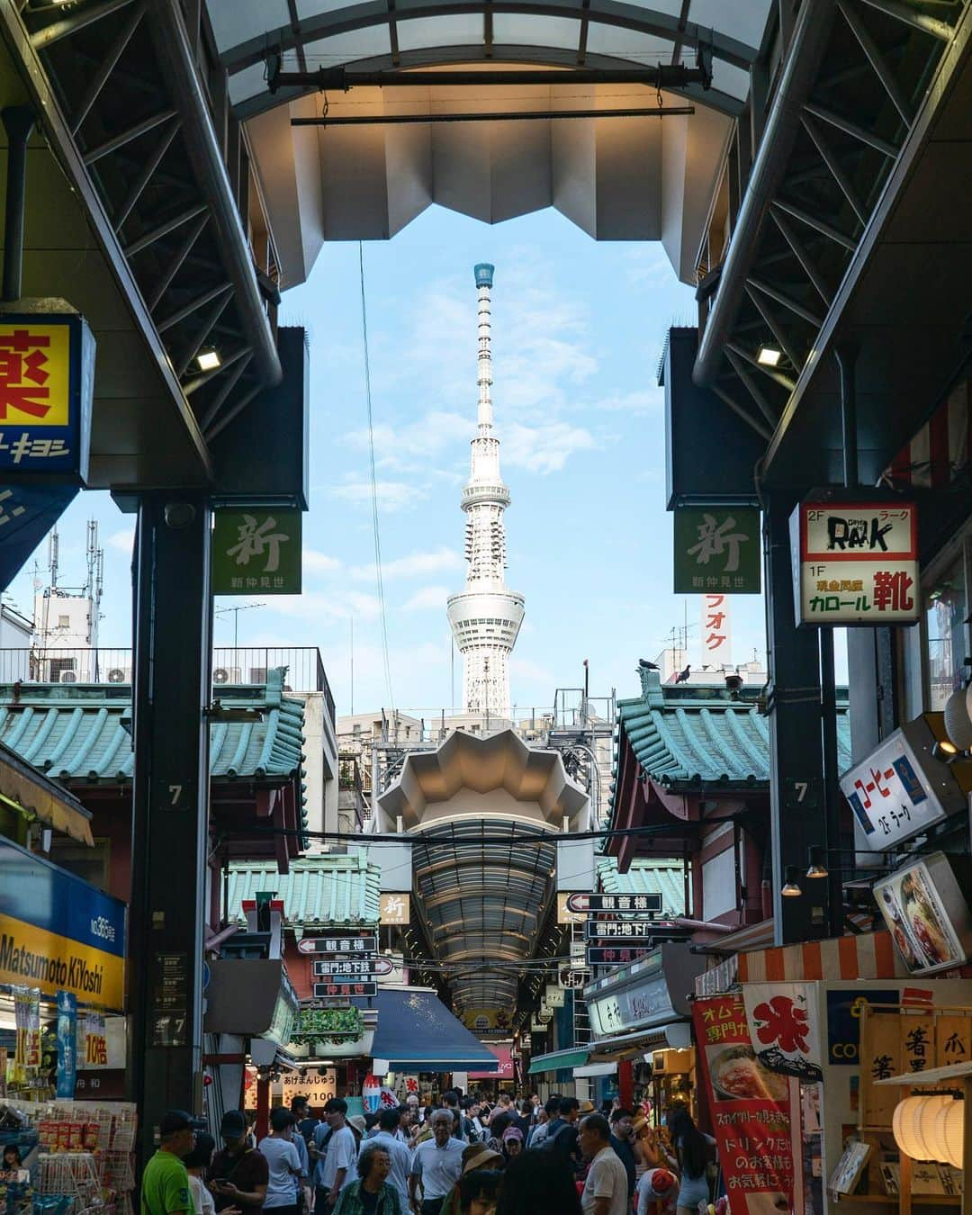 masayaさんのインスタグラム写真 - (masayaInstagram)「浅草、新仲見世商店街から見える東京スカイツリー Asakusa Tokyo 2020年に向けて、#20CHEERSFORTOKYO に皆さんも参加しませんか？ #TokyoTokyo　#20CheersforTokyo　#alleys　 #tokyotokyooldmeetsnew @tokyotokyooldmeetsnew #PR」10月23日 18時42分 - moonlightice