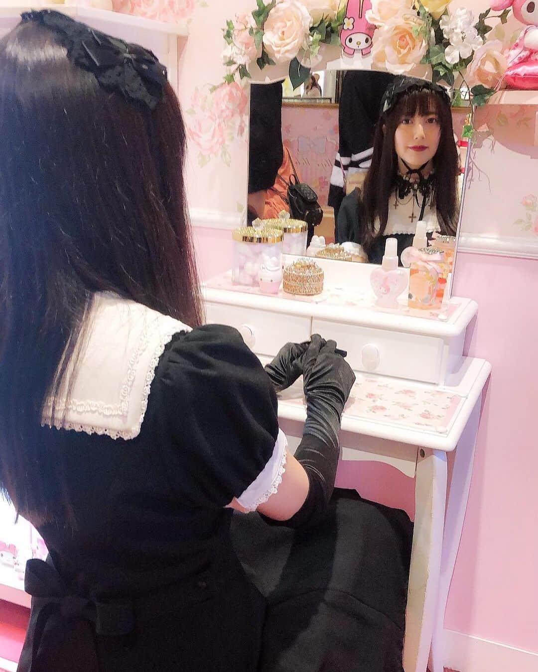 瀬谷ひかるさんのインスタグラム写真 - (瀬谷ひかるInstagram)「ハロウィンピューロランド🎃👻 友達とゴスロリ仮装(?)してきた 服は全部自前 . #fashion #photography #japanesegirl #ゴスロリ #ロリータ #ロリータファッション #innocentworld #Lolita #lolitafashion #gothiclolita #サンリオピューロランド #フォロワー募集中 #followme」10月23日 18時44分 - seyasy__h