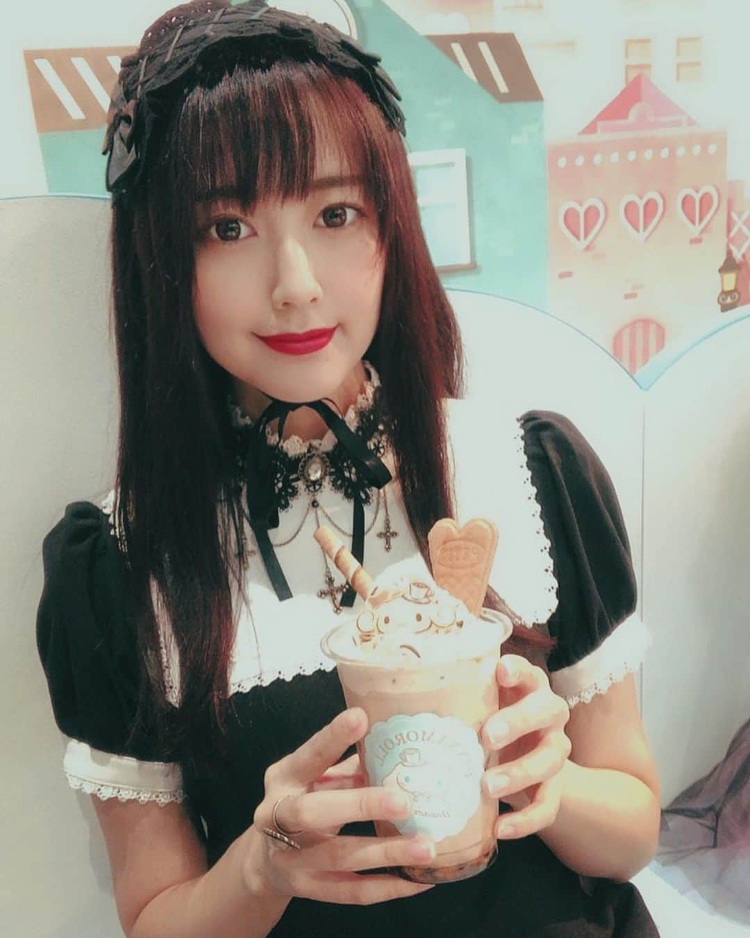 瀬谷ひかるのインスタグラム：「ハロウィンピューロランド🎃👻 友達とゴスロリ仮装(?)してきた 服は全部自前 . #fashion #photography #japanesegirl #ゴスロリ #ロリータ #ロリータファッション #innocentworld #Lolita #lolitafashion #gothiclolita #サンリオピューロランド #フォロワー募集中 #followme」